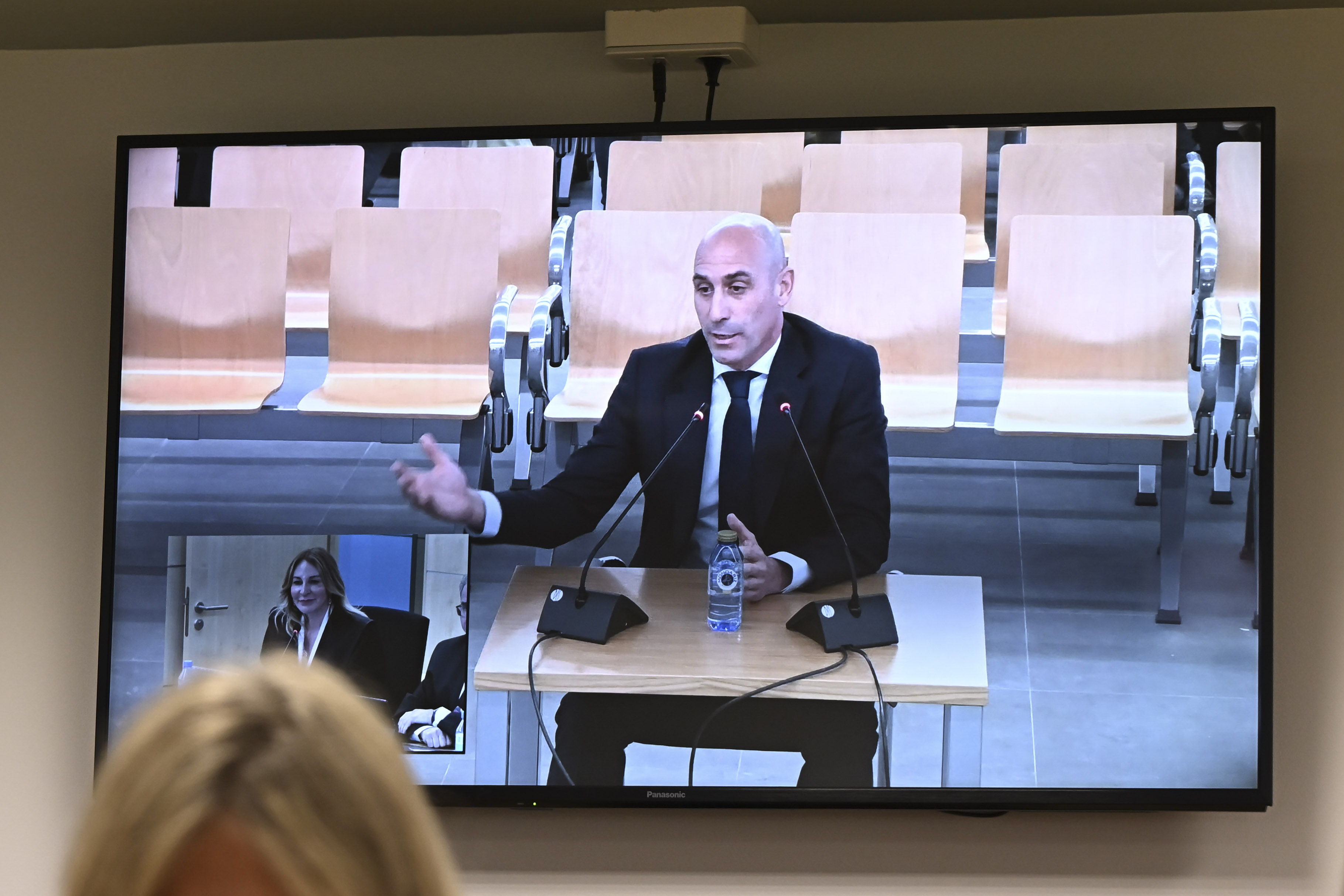 SAN FERNANDO DE HENARES (MADRID), 11/02/2025.- Vista de la pantalla en la sala de prensa de la Audiencia Nacional en San Fernando de Henares donde se ve la declaración d expresidente de la Federación de Fútbol Luis Rubiales por el beso que dio a Jenni Hermoso tras la final del Mundial de 2023. EFE/ Fernando Villar