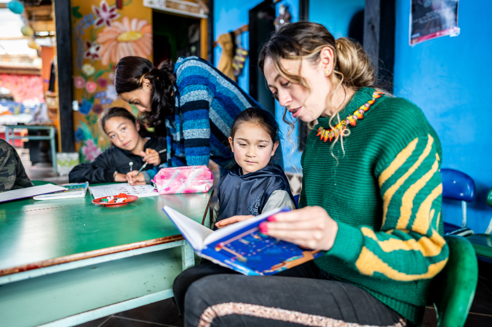 El voluntariado es una experiencia de aprendizaje, servicio e inmersión cultural. Turismo educativo. Colegio rural