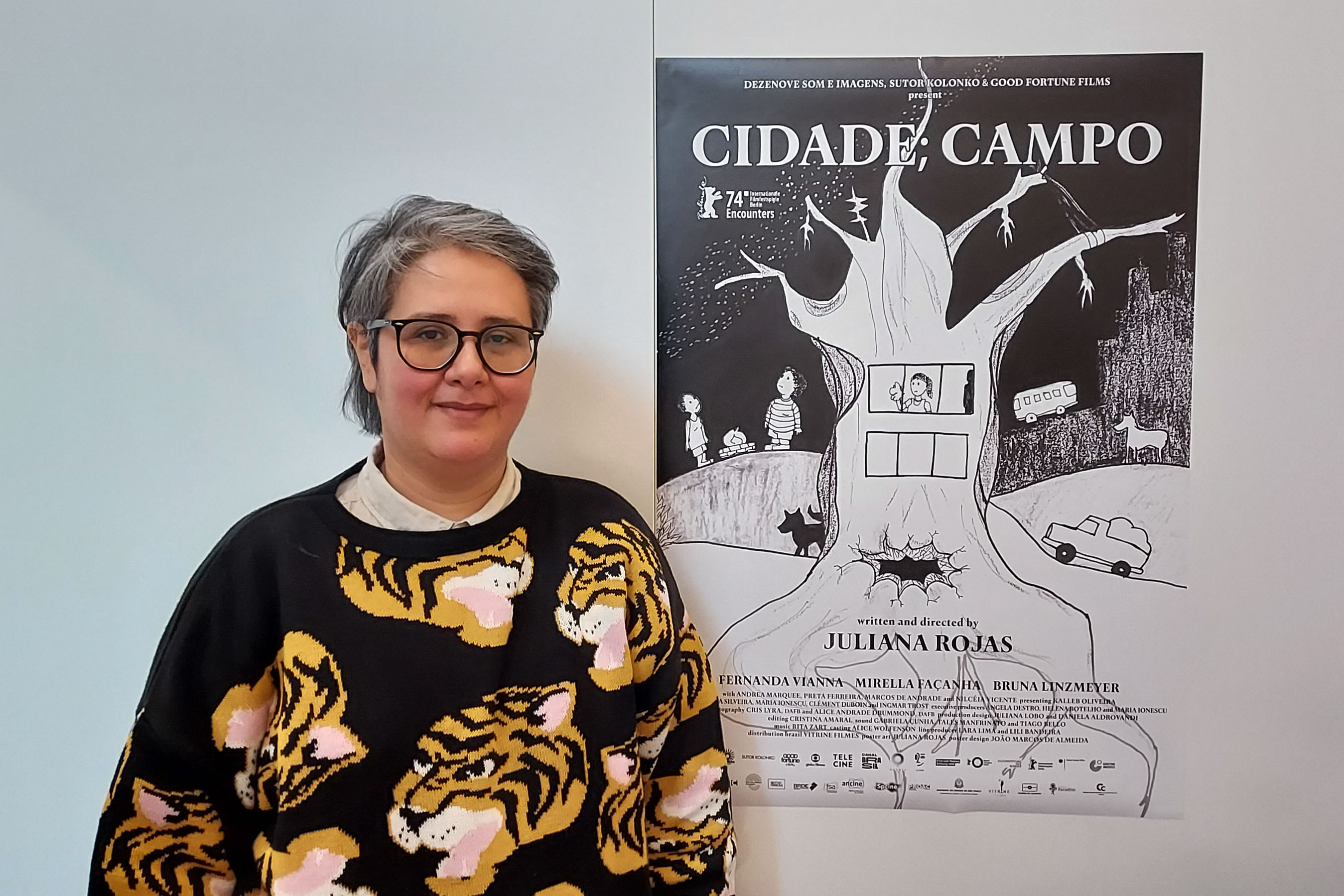 GRAF7829. BERLÍN, 20/02/2024.-La cineasta brasileña Juliana Rojas se encuentra en la Berlinale con "Cidade; Campo", un filme "muy personal", según explica a EFE, que aborda el dolor de dejar lo conocido para migrar a lo opuesto y desconocido, así como la pérdida y la memoria. La película habla de temas "existenciales" como los sentimientos de uno cuando cambia de ambiente, cuando migra del campo a la ciudad o viceversa, y las relaciones entre hijos y madres y padres y su conexión con su memoria y ancestralidad, explica la realizadora.-EFE/Elena Garuz