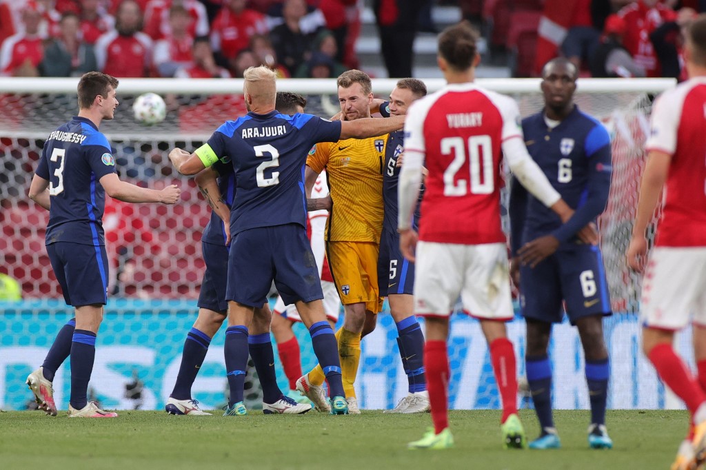 Luego del susto por  Eriksen se siguió jugando y Finlandia venció a Dinamarca