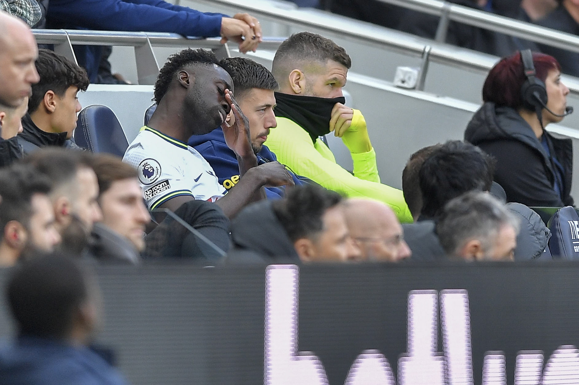 La mala hora de Dávinson Sánchez: salió abucheado en el partido de Tottenham