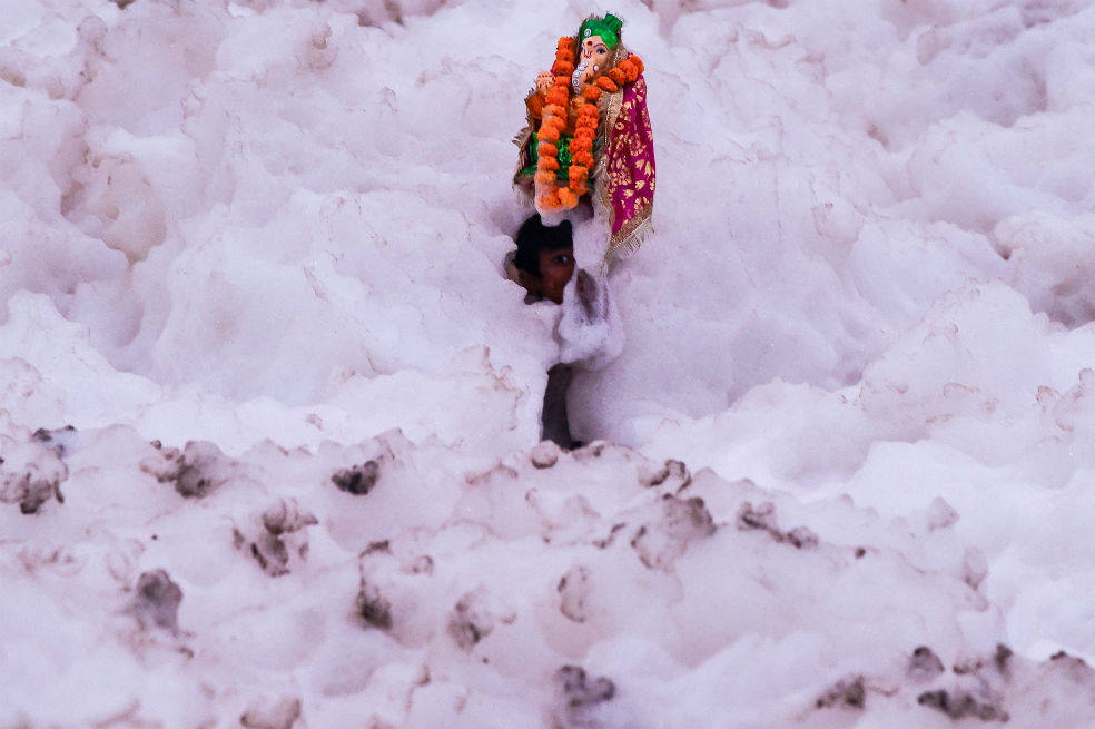 Así celebran los hindúes a su dios Ganesh en el contaminado río Yamuna