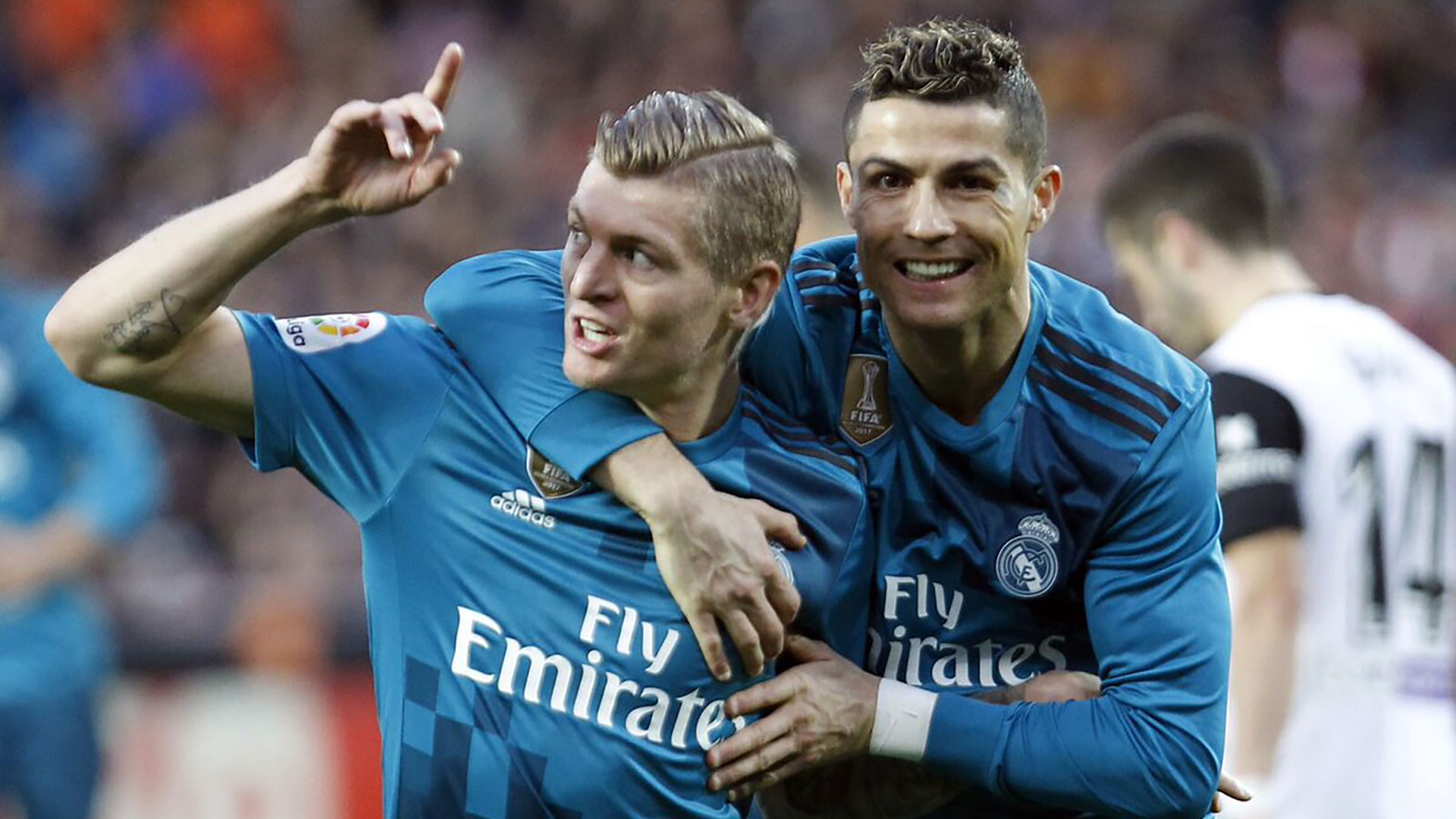 Toni Kroos con Cristiano Ronaldo (der.), en Real Madrid.