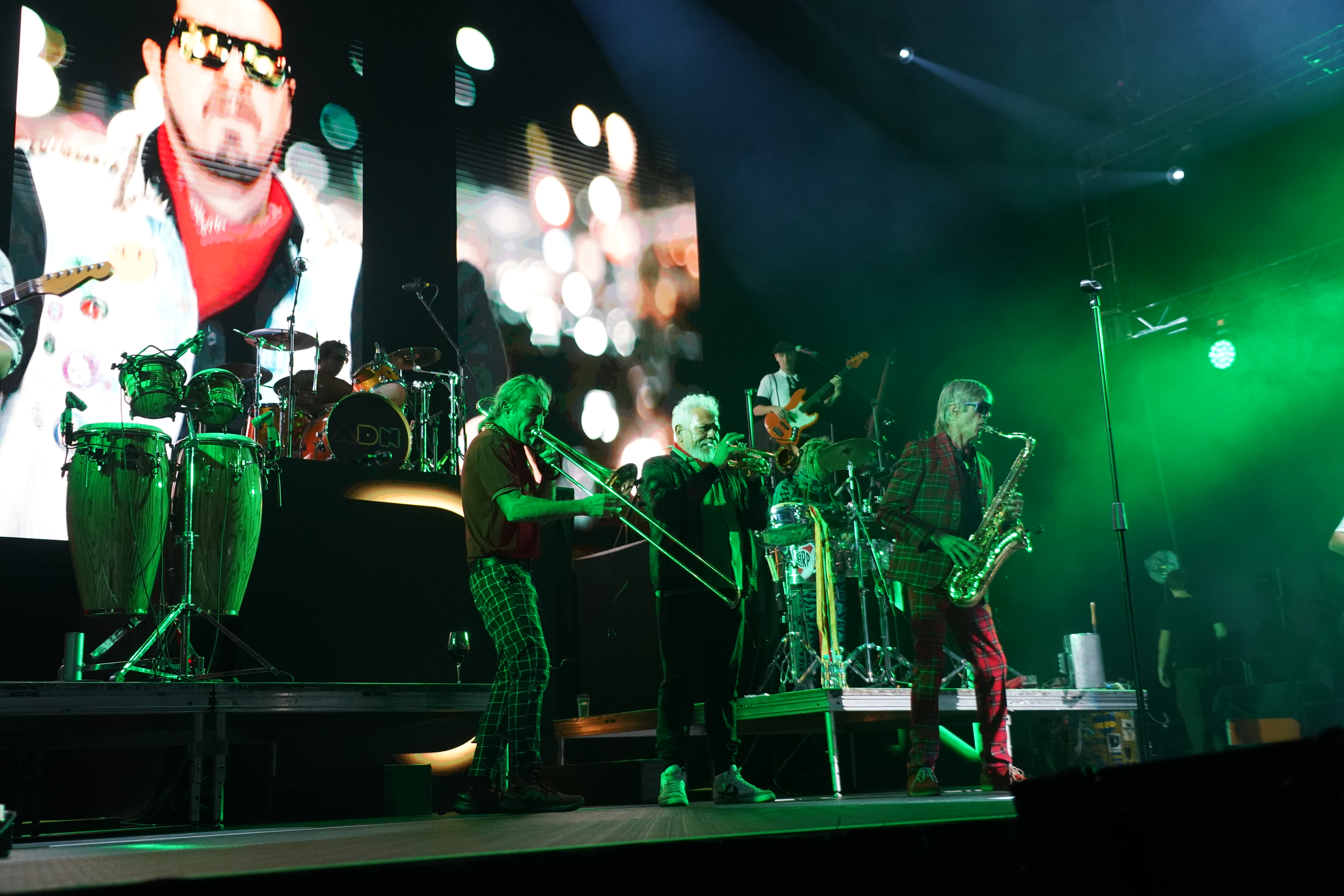 Fue un baile armonioso de alegría, color y pasión con canciones desde Los Tigres del Norte, Los Abuelos de la Nada, Diego Verdaguer y sus famosas colaboraciones con Mon Laferte, Julieta Venegas y Bronco.