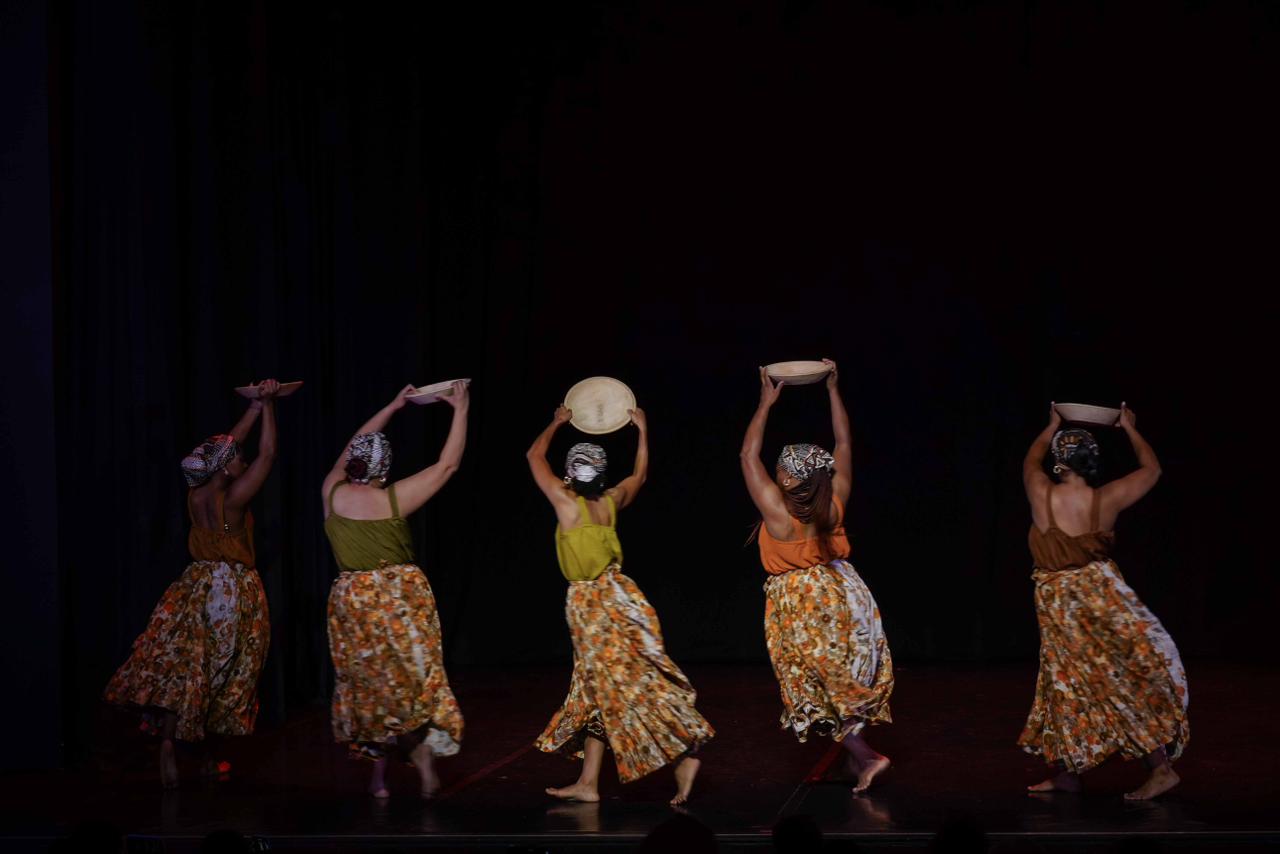 "Diálogo de litorales" reunió a 20 bailarines caleños que protagonizan este encuentro entre ritmos de las diferentes costas de Colombia.