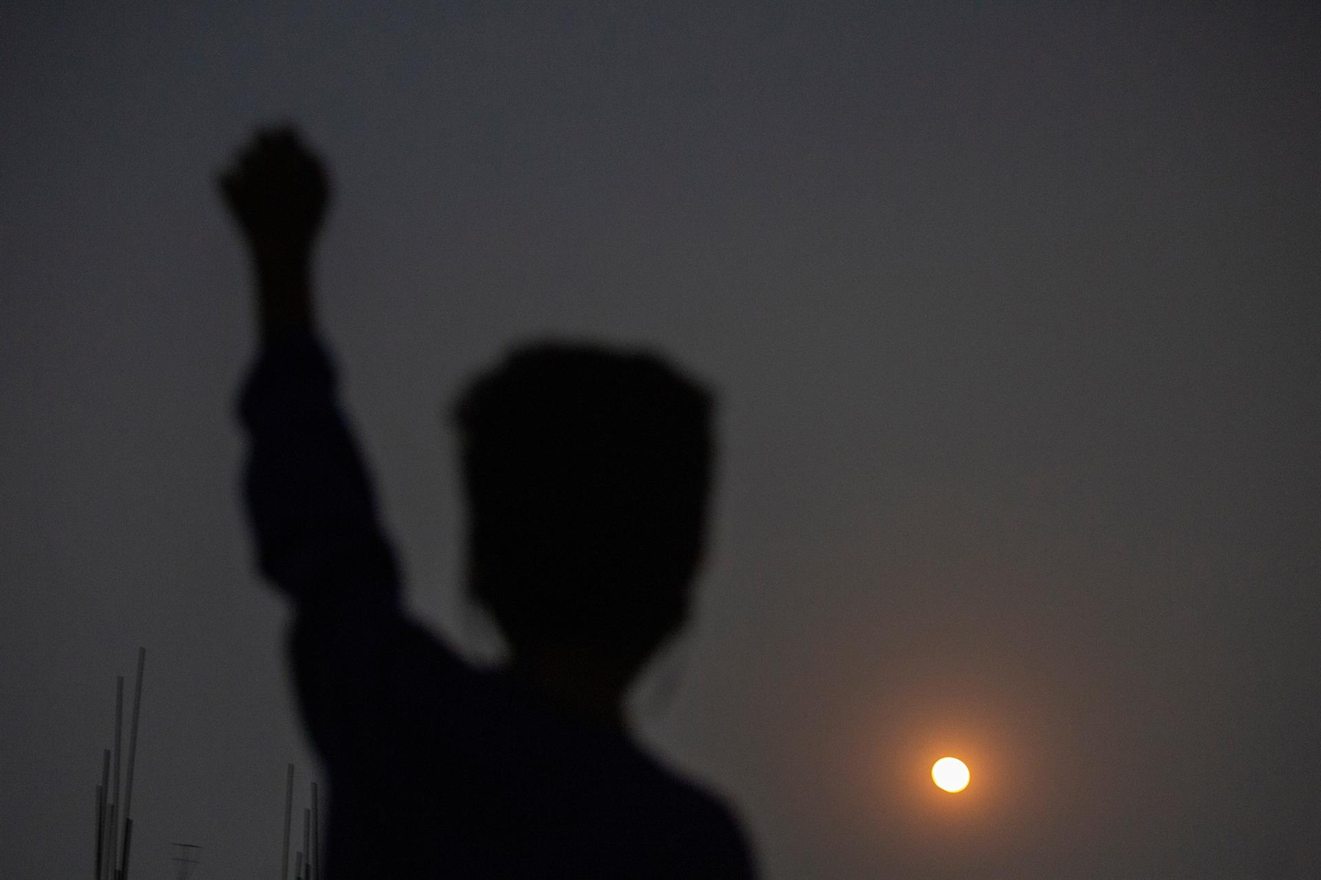 Las increíbles fotos del último eclipse lunar del 2021. Así se vio en el mundo