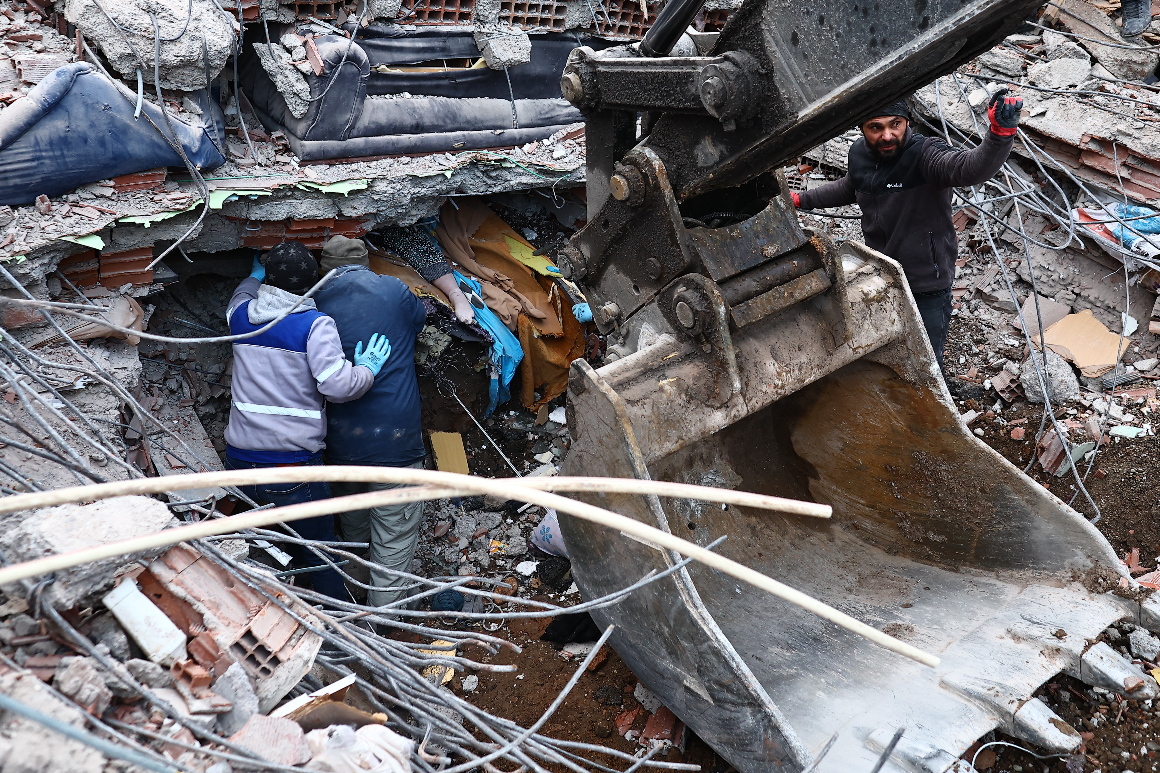 Elbistan (Turkey), 08/02/2023.- Emergency personnel and locals find the remains of a victim at the site of a collapsed building in the aftermath of a major earthquake in the Elbistan district of Kahramanmaras, Turkey, 08 February 2023. More than 9,000 people have died and thousands more injured after two major earthquakes struck southern Turkey and northern Syria on 06 February. Authorities fear the death toll will keep climbing as rescuers look for survivors across the region. (Terremoto/sismo, Siria, Turquía, Estados Unidos) EFE/EPA/SEDAT SUNA ATTENTION: GRAPHIC CONTENT