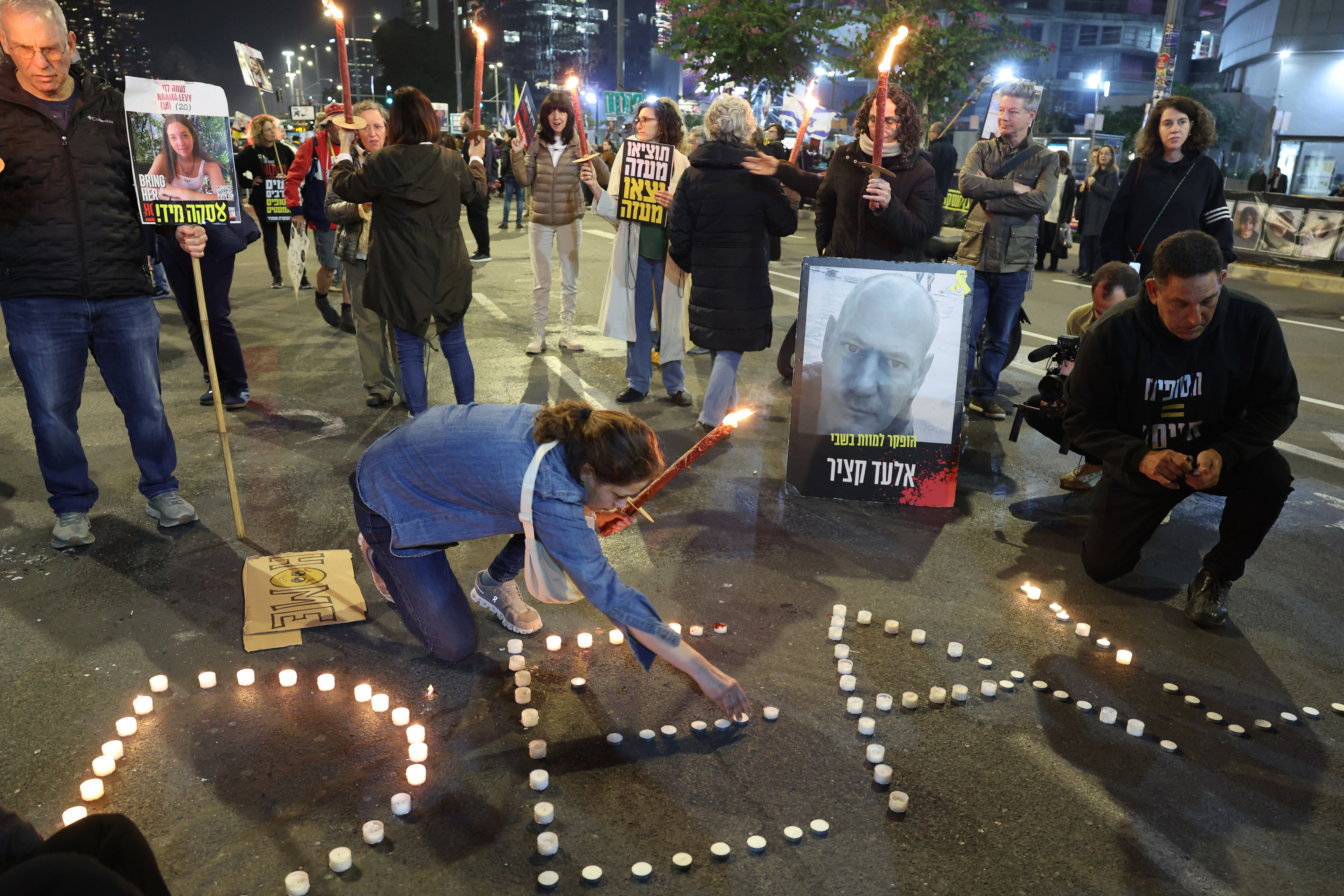 Familiares de los rehenes israelíes se reúnen a favor de la tregua en Gaza frente al Ministerio de Defensa israelí en Tel Aviv el 16 de enero de 2025.