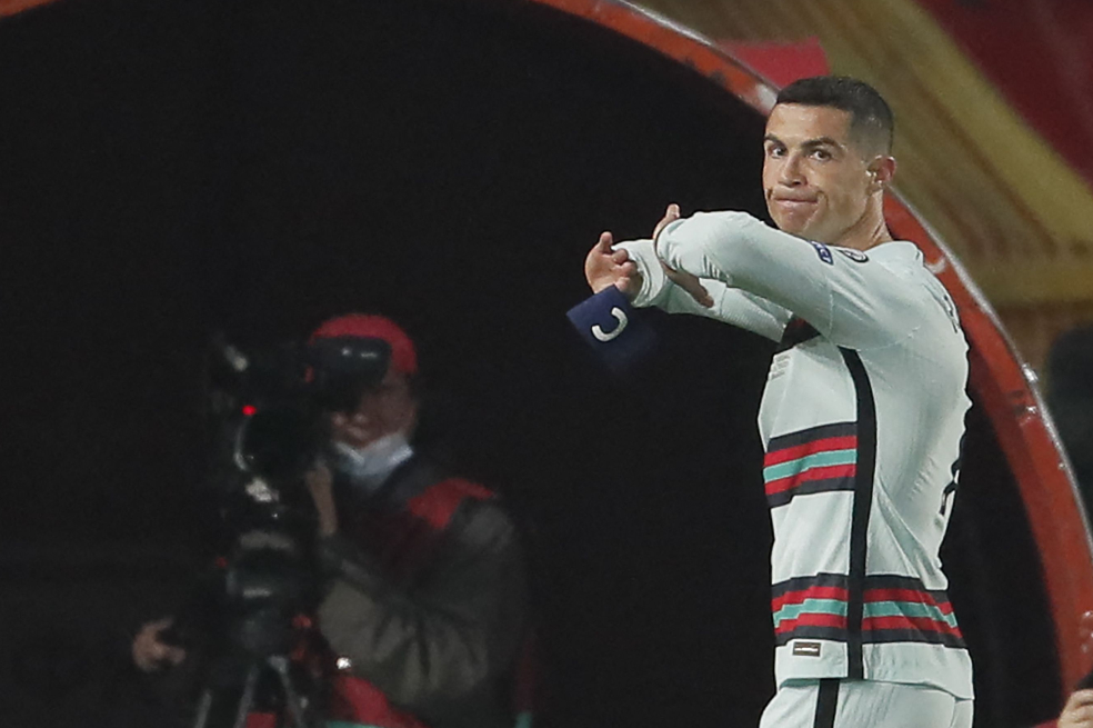 Con el brazalete de Cristiano Ronaldo pagarán tratamiento médico de niño serbio