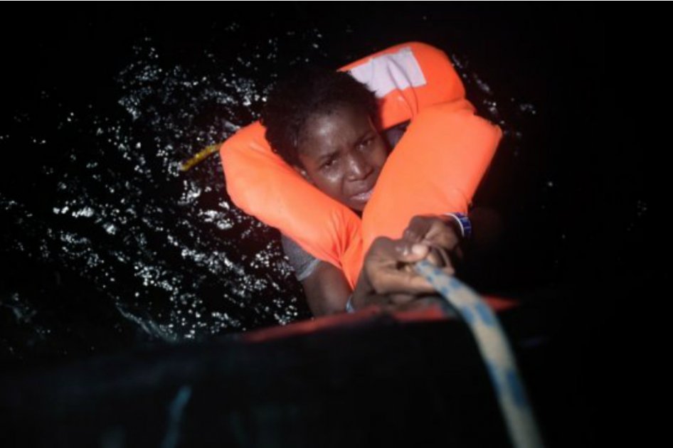 Una migrante que salió de las costas de Libia es rescatada en el Mediterráneo. / Foto: AFP