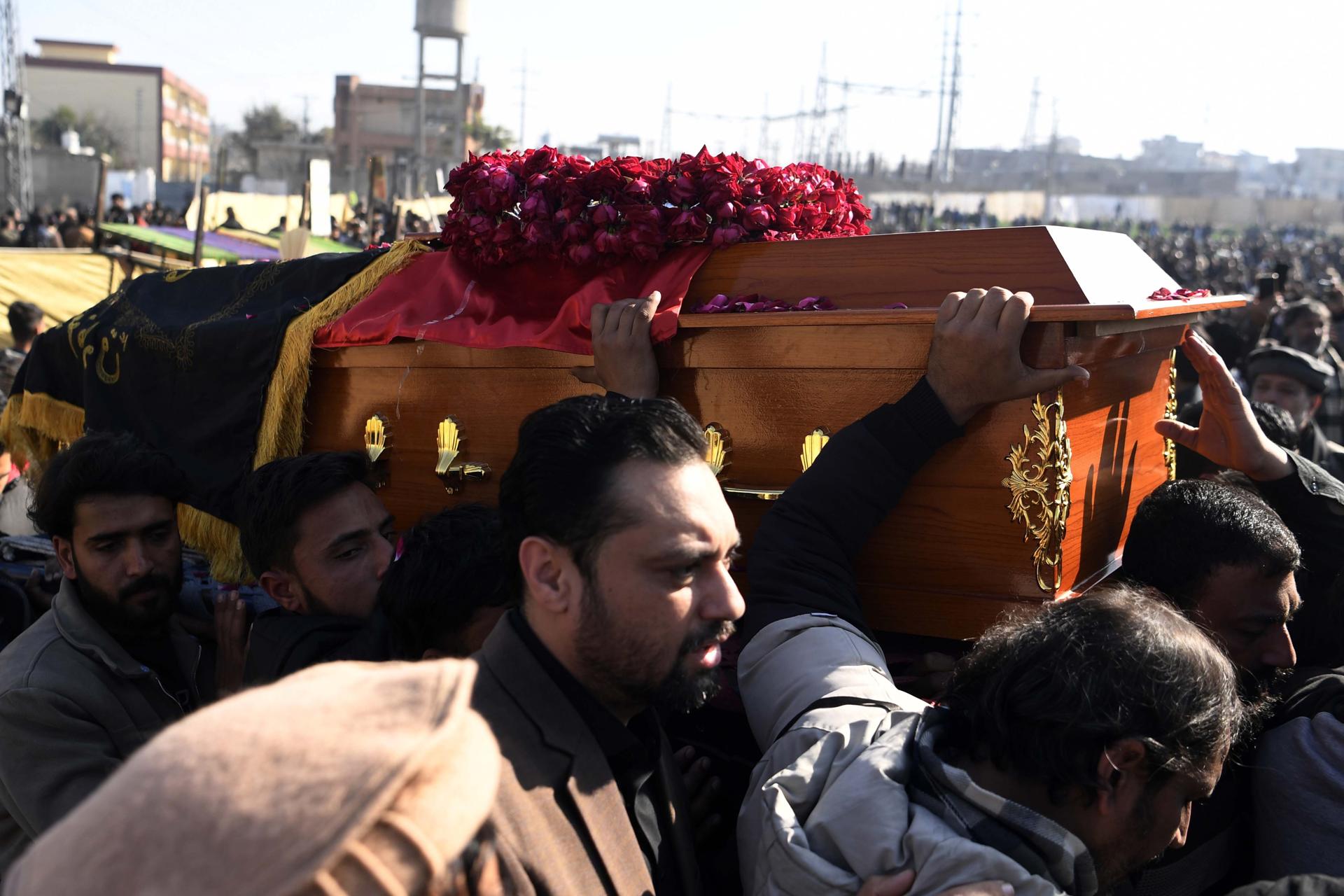 Pakistán llora a las víctimas del ataque suicida contra una mezquita chiita
