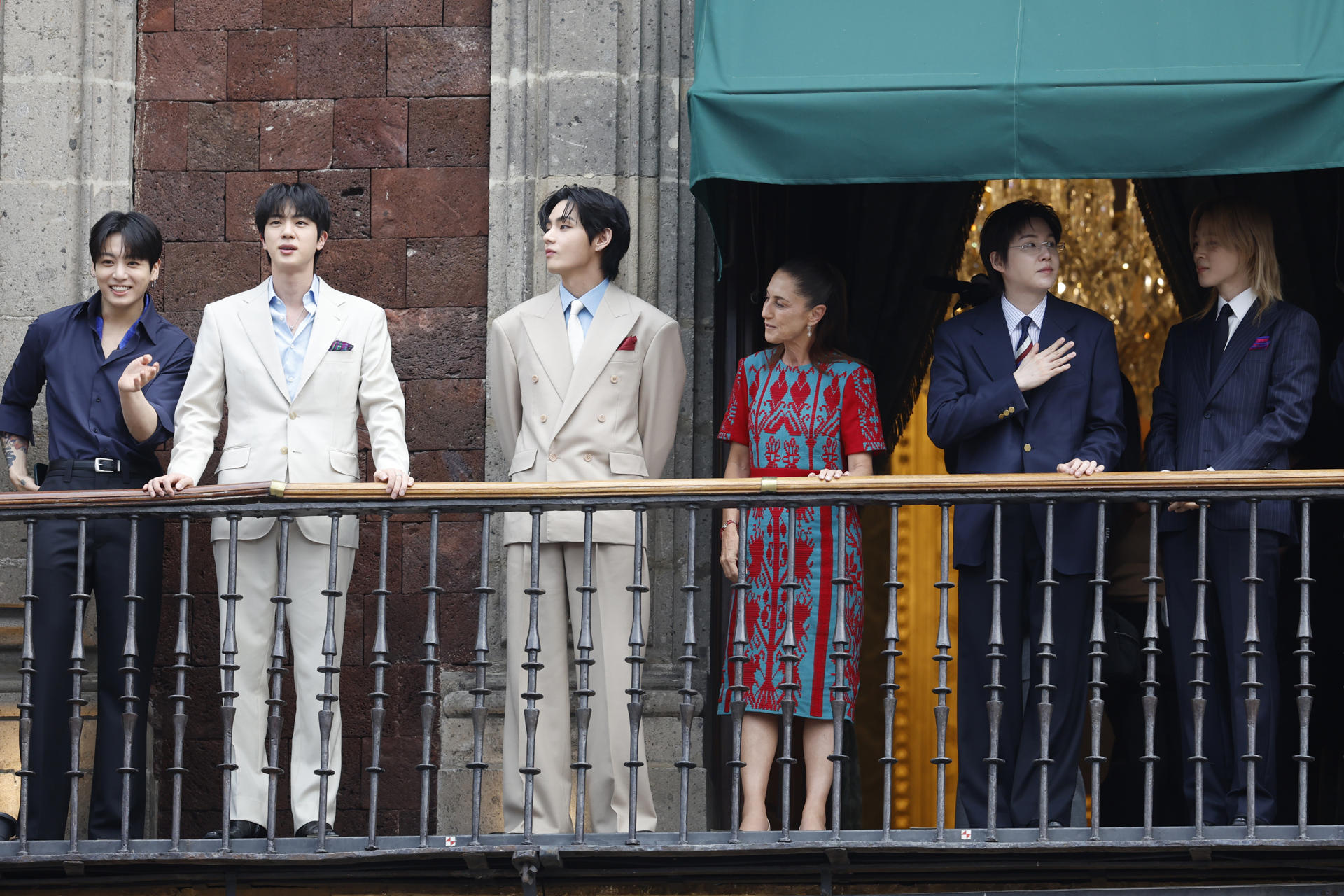 BTS llegó a México, causó euforia y llenó el Palacio Nacional: ¿Cuándo son sus conciertos?