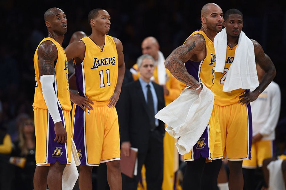 Los Ángeles Lakers perdieron en la noche de su debut 108-90 con los Rockets de Houston. Foto: AFP