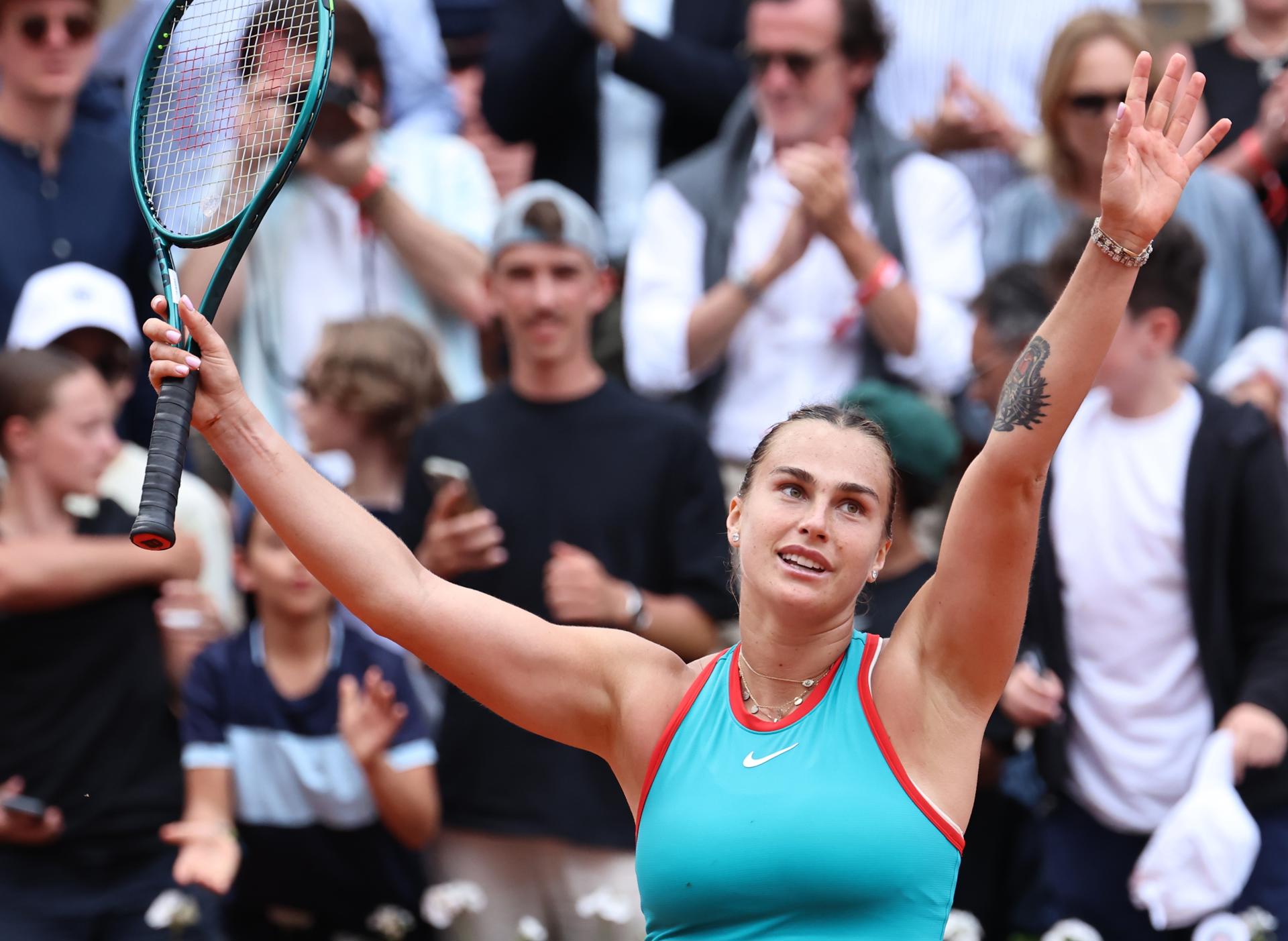 PARIS (France), 01/06/2025.- Aryna Sabalenka of Belarus celebrates winning her Women's 4th round match against Amanda Anisimova of USA at the French Open Grand Slam tennis tournament at Roland Garros in Paris, France, 01 June 2025. (Tenis, Abierto, Bielorrusia, Francia) EFE/EPA/CHRISTOPHE PETIT TESSON