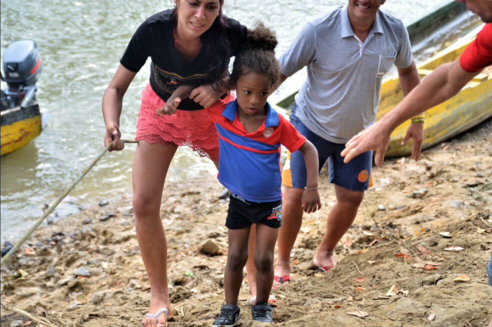 Julio García, de 3 años de edad, y su familia cubana llegan a La Peñita después de 15 días de selva y son asistidos por autoridades migratorias. Se enfrentan a dos opciones: pasar a Costa Rica rumbo a EE. UU. o ser deportados a Colombia? / Foto cortesía de Enrique Patiño y Clara Luna