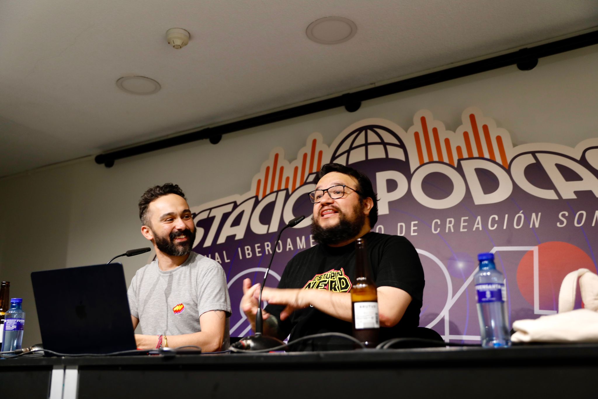 Diego Argüello (der.) y Juan Dapo hicieron un capítulo de "Estúpido Nerd" en 2024 durante el evento Estación Pódcast, en Madrid.