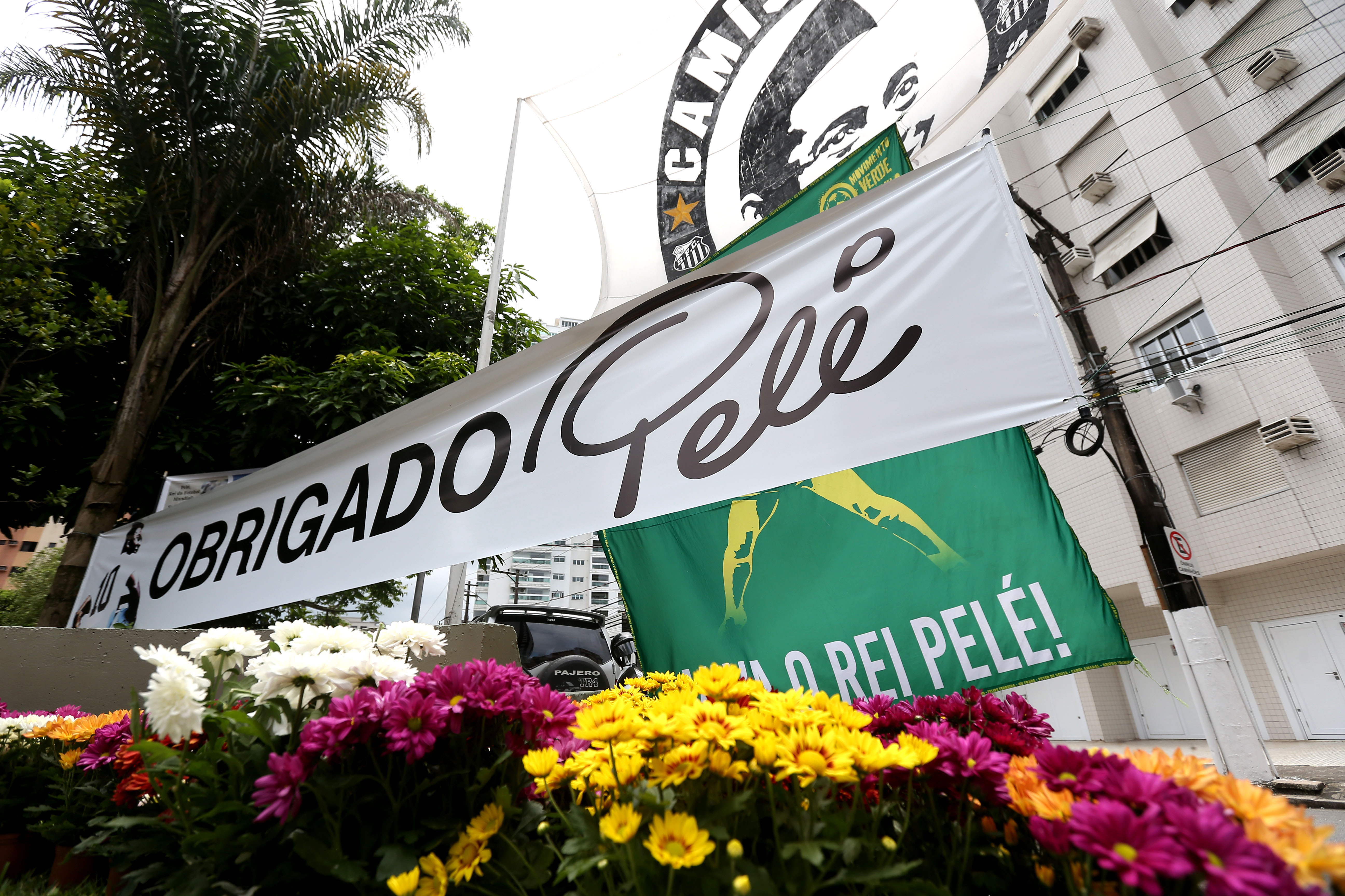Hinchas en Brasil acamparon afuera del estadio de Santos para el funeral de Pelé