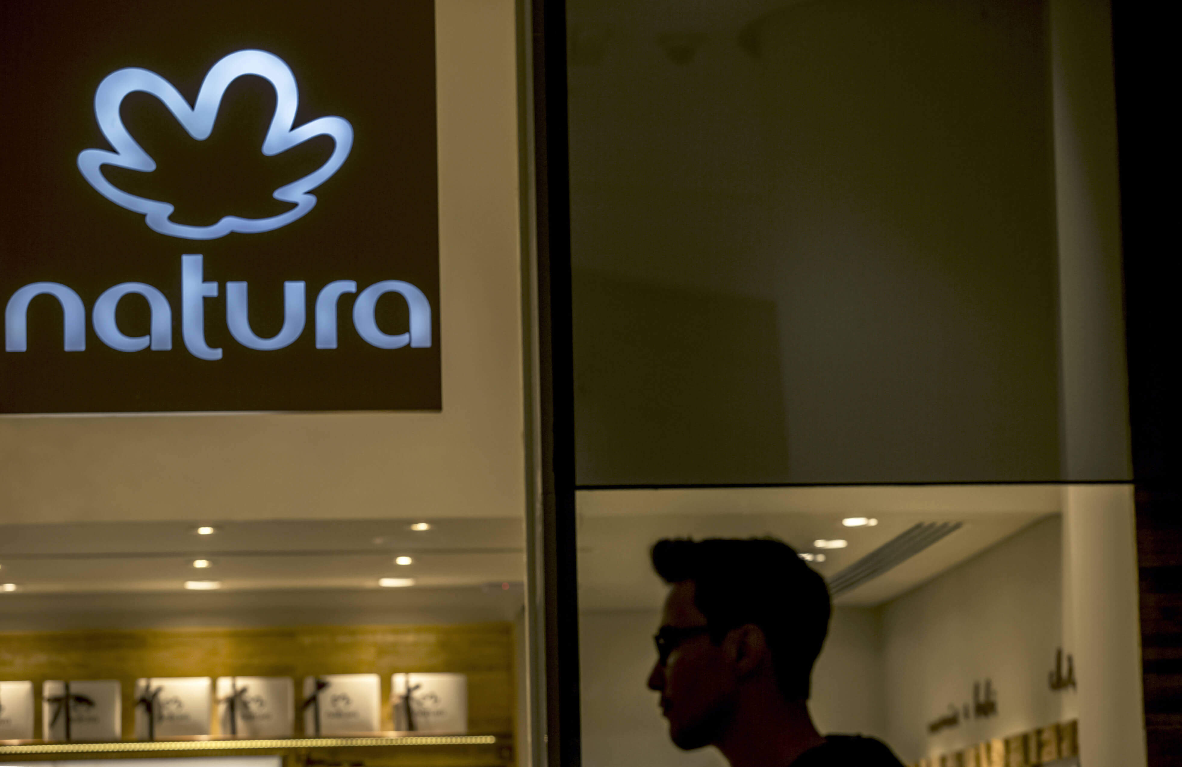 Grupo brasileño de cosméticos Natura se hace con el control accionario de Avon