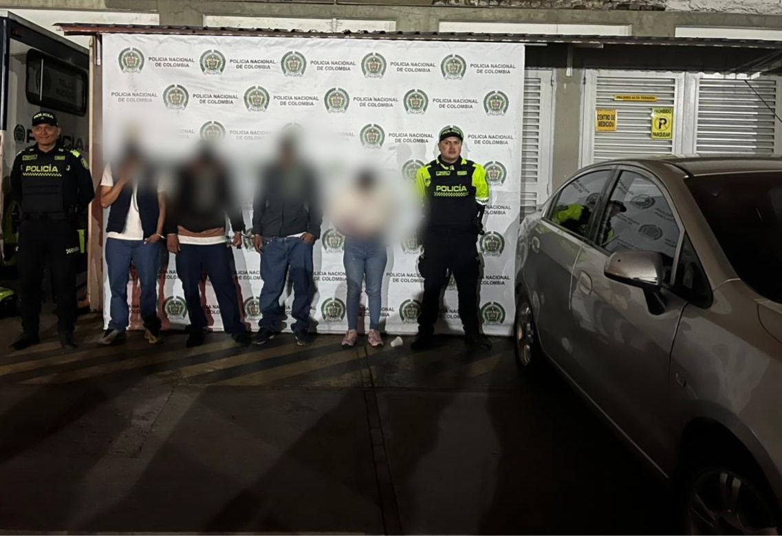 Cuatro delincuentes fueron capturados tras haber hurtado violentamente un vehículo