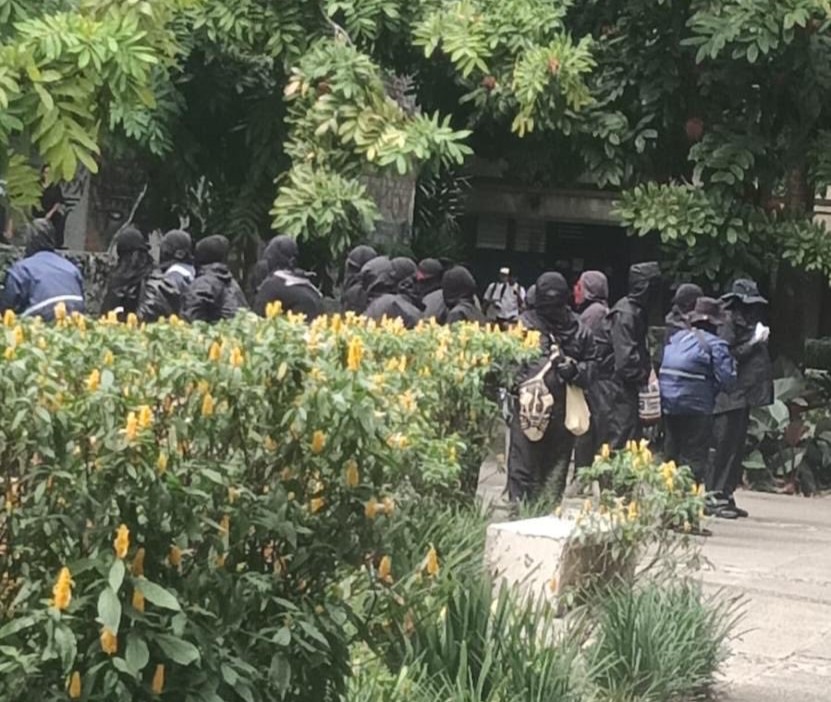 Evacuaron Universidad de Antioquia en Medellín por desmanes con encapuchados