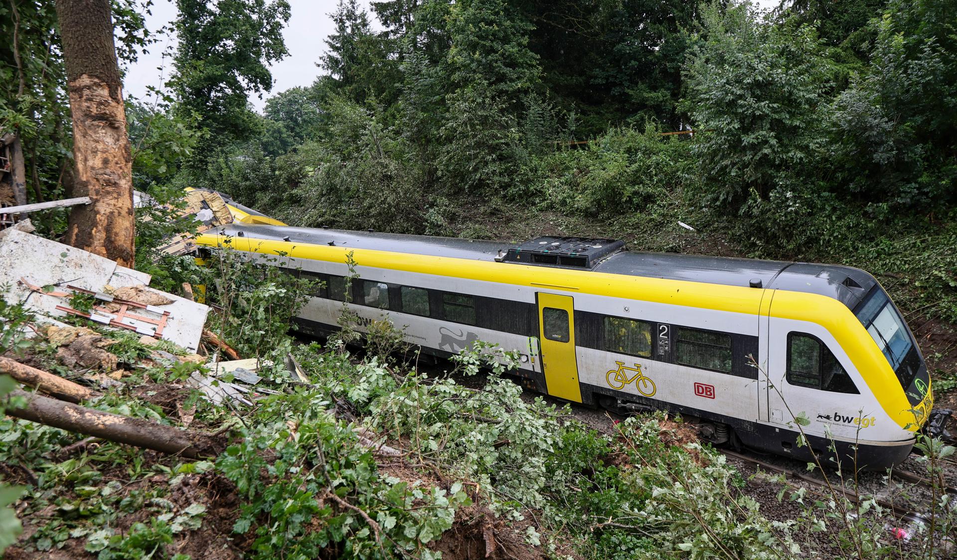 Tren se descarrila y deja más de 30 heridos y 3 muertos en Alemania
