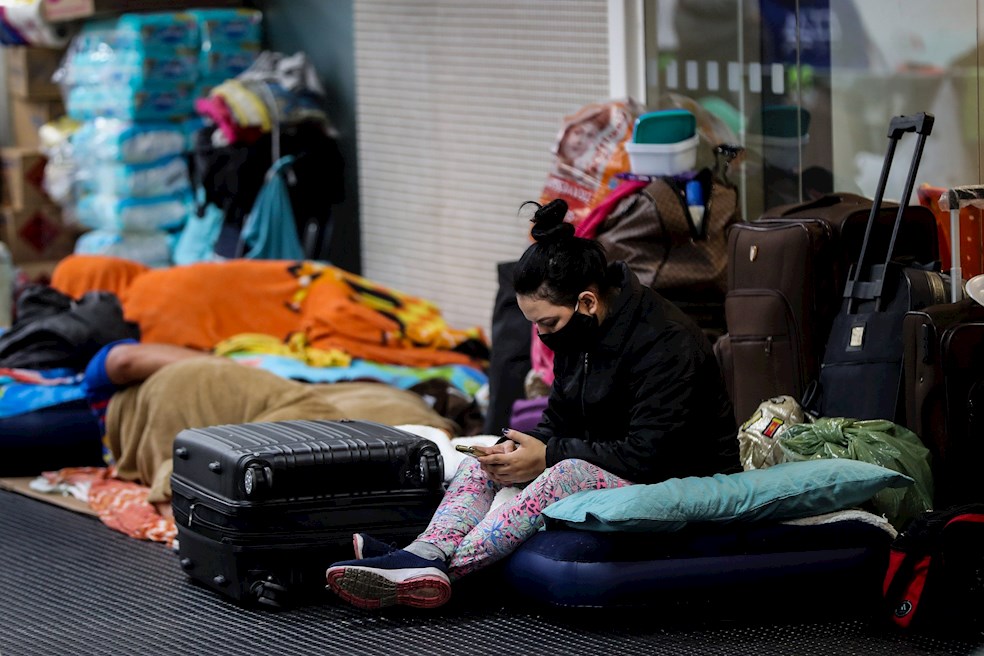 Ciudadanos colombianos descansan en un espacio que acomodaron este lunes al interior del aeropuerto de Guarulhos en Sao Paulo (Brasil).
EFE