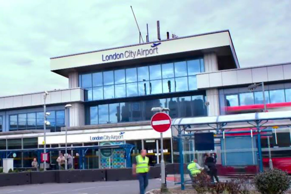 Cierran aeropuerto de Londres-City al descubrir bomba de la II Guerra Mundial