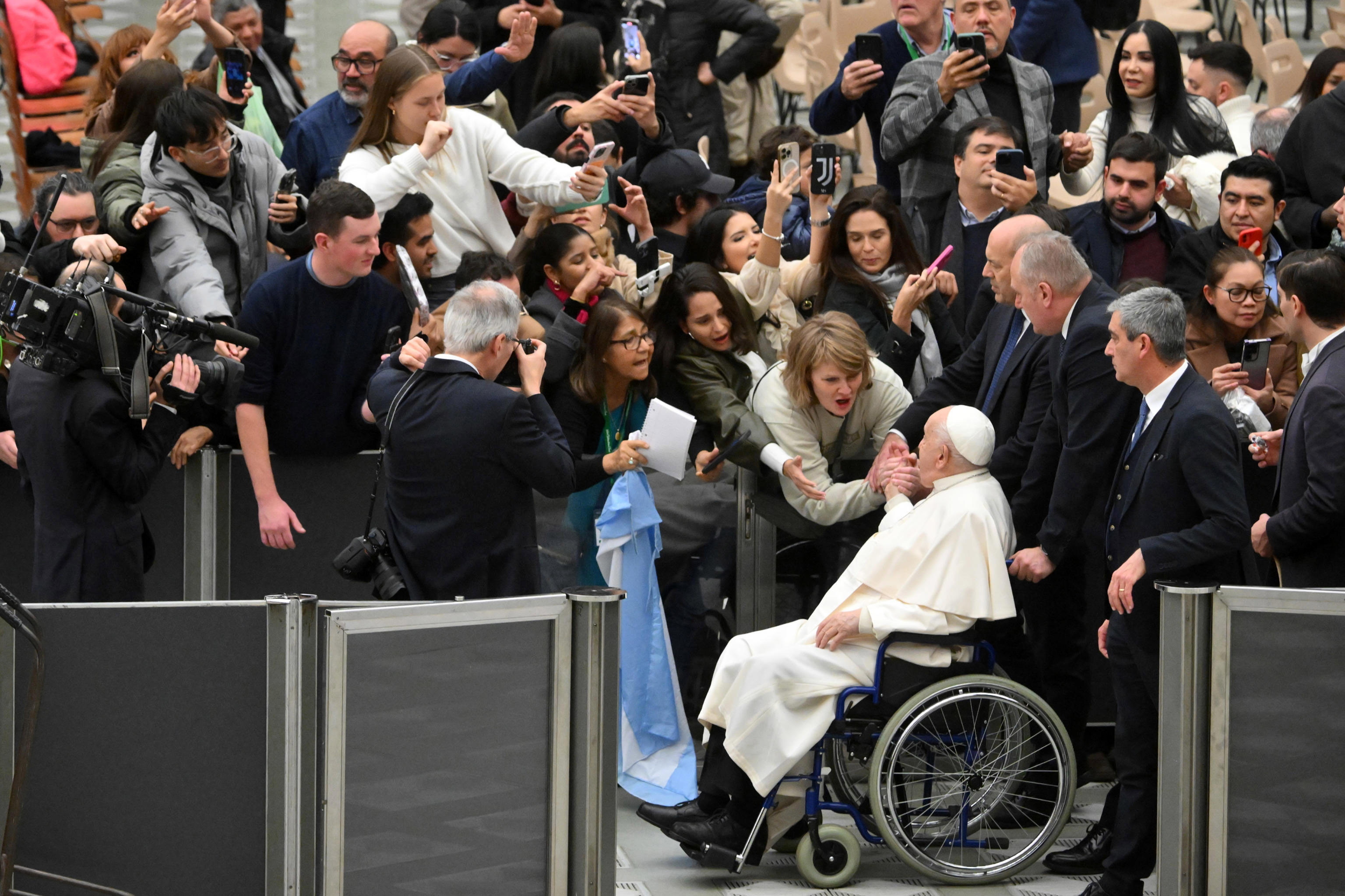 Vatican City (Vatican City State (holy See)), 15/01/2025.- Pope Francis greets the faithful during his weekly general audience in the Paul VI Hall, Vatican City, 15 January 2025. (Papa) EFE/EPA/ALESSANDRO DI MEO