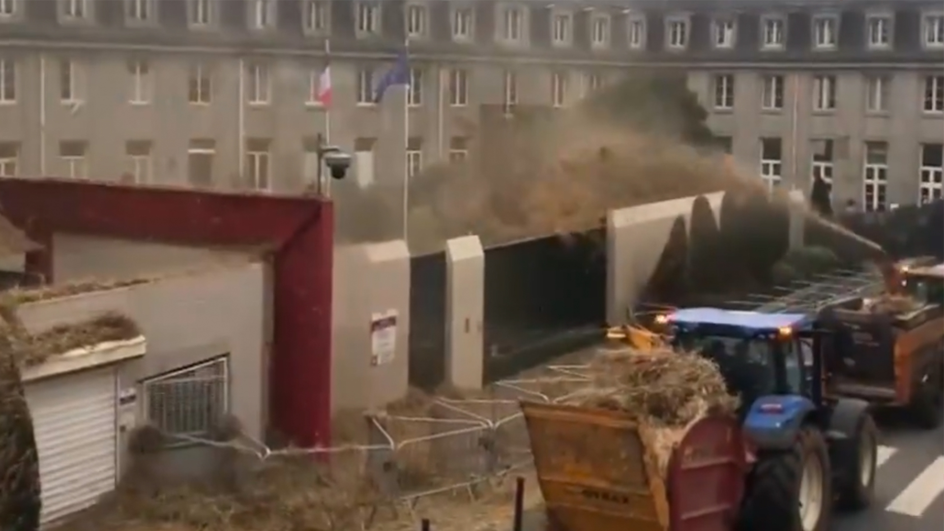Protestas en Francia: agricultores riegan estiércol en edificios gubernamentales