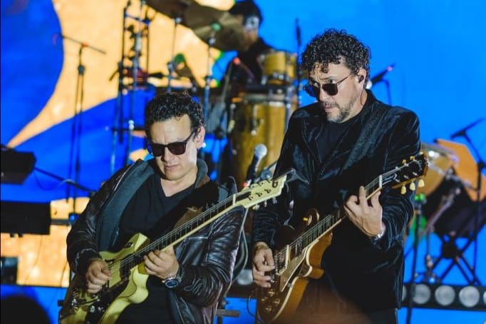 Andrés Cepeda es un artista muy versátil en concierto ya que presenta shows en modalidad big-band, sinfónico, banda pop y acústico.