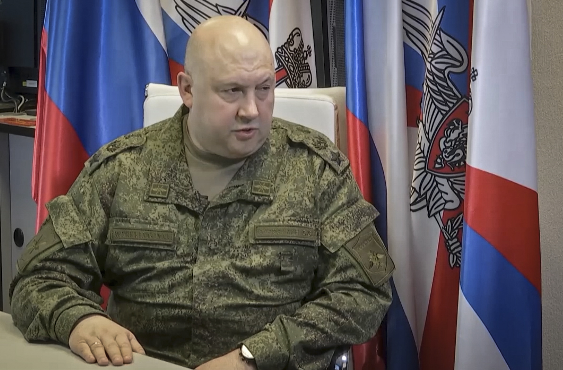 Las fuerzas ocupantes de Rusia evacúan Jersón, en el sur de Ucrania