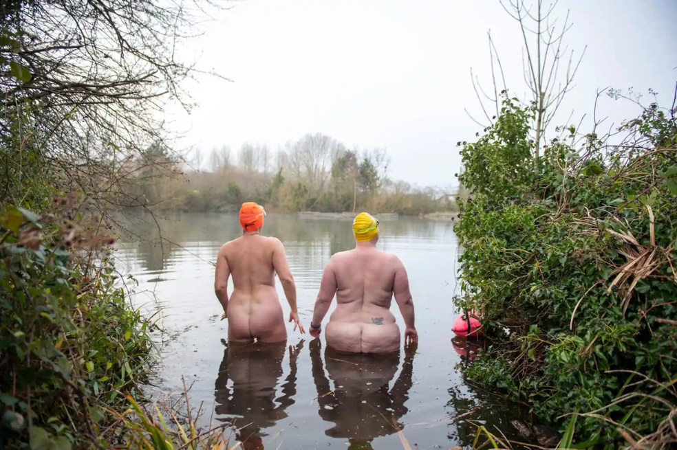 Categoría: Personas. La serie Wild Swimmers explora cómo los humanos son más fuertes cuando se unen frente a la adversidad. En esta foto, están Emma y Emma, quienes tienen un vínculo y una amistad asombrosos, construidos a través de su ritual diario de nadar en agua fría.