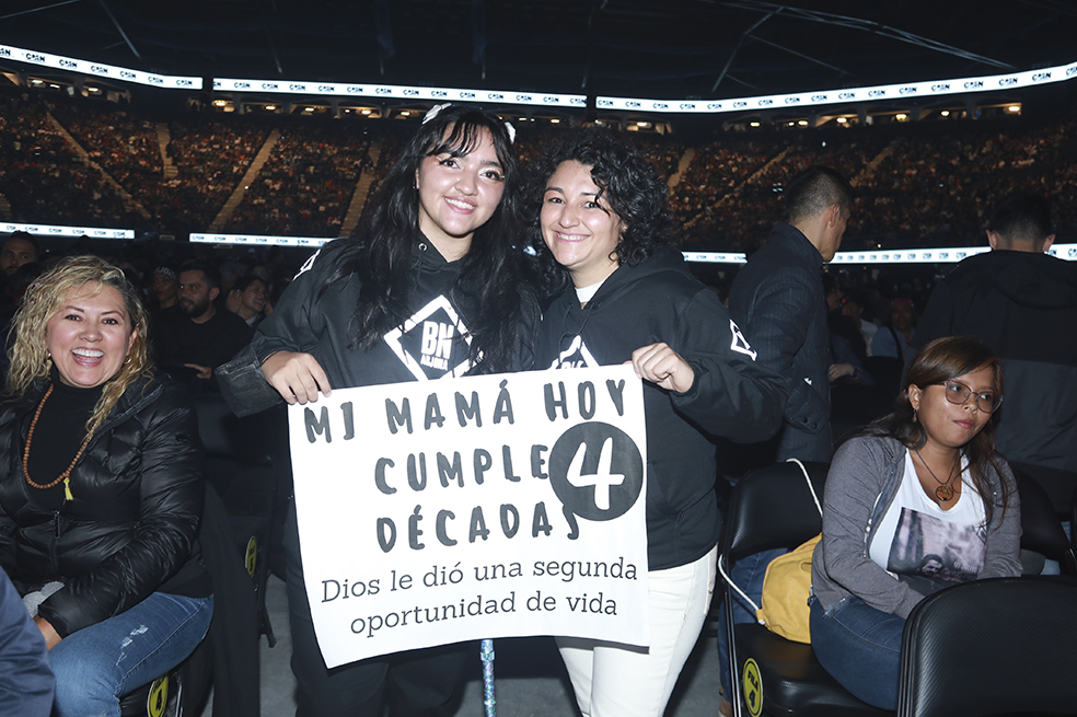 Paula Velez y Maria Rodriguez Ricardo Arjona