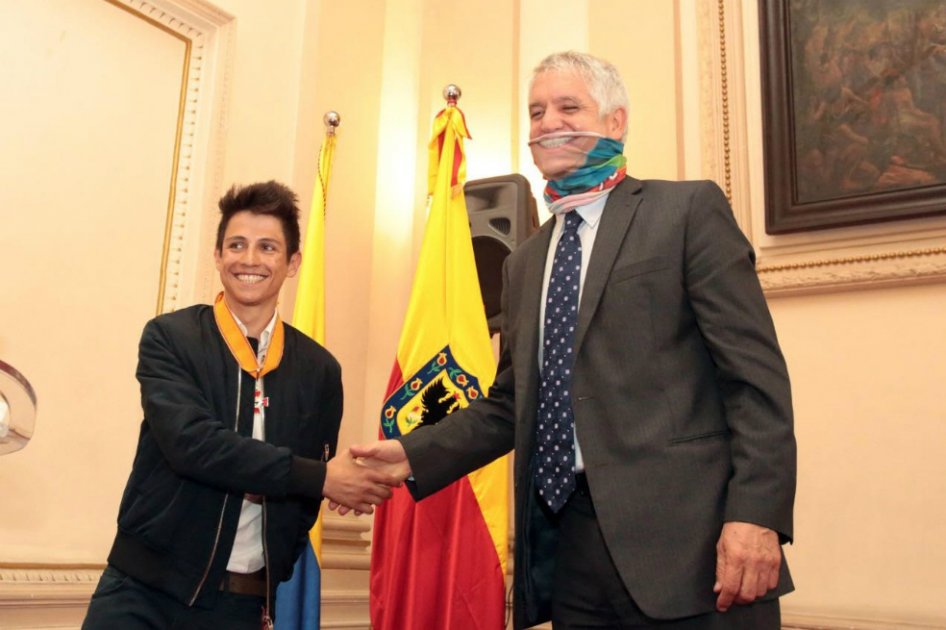 El pedalista le regaló al mandatario su “multiplicador de sonrisas”. / Cortesía