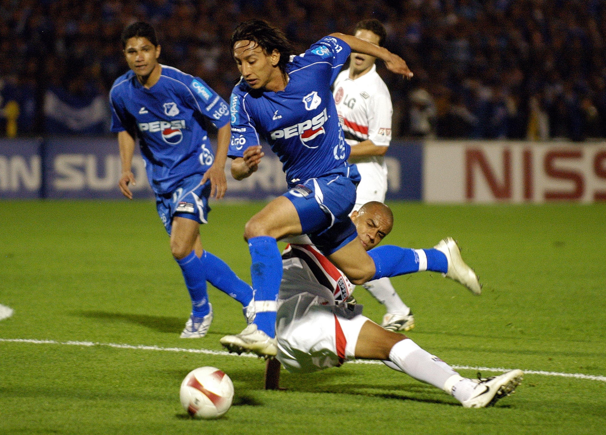Rafael Robayo de Millonarios contra São Paulo en la Copa Sudamericana 2007.