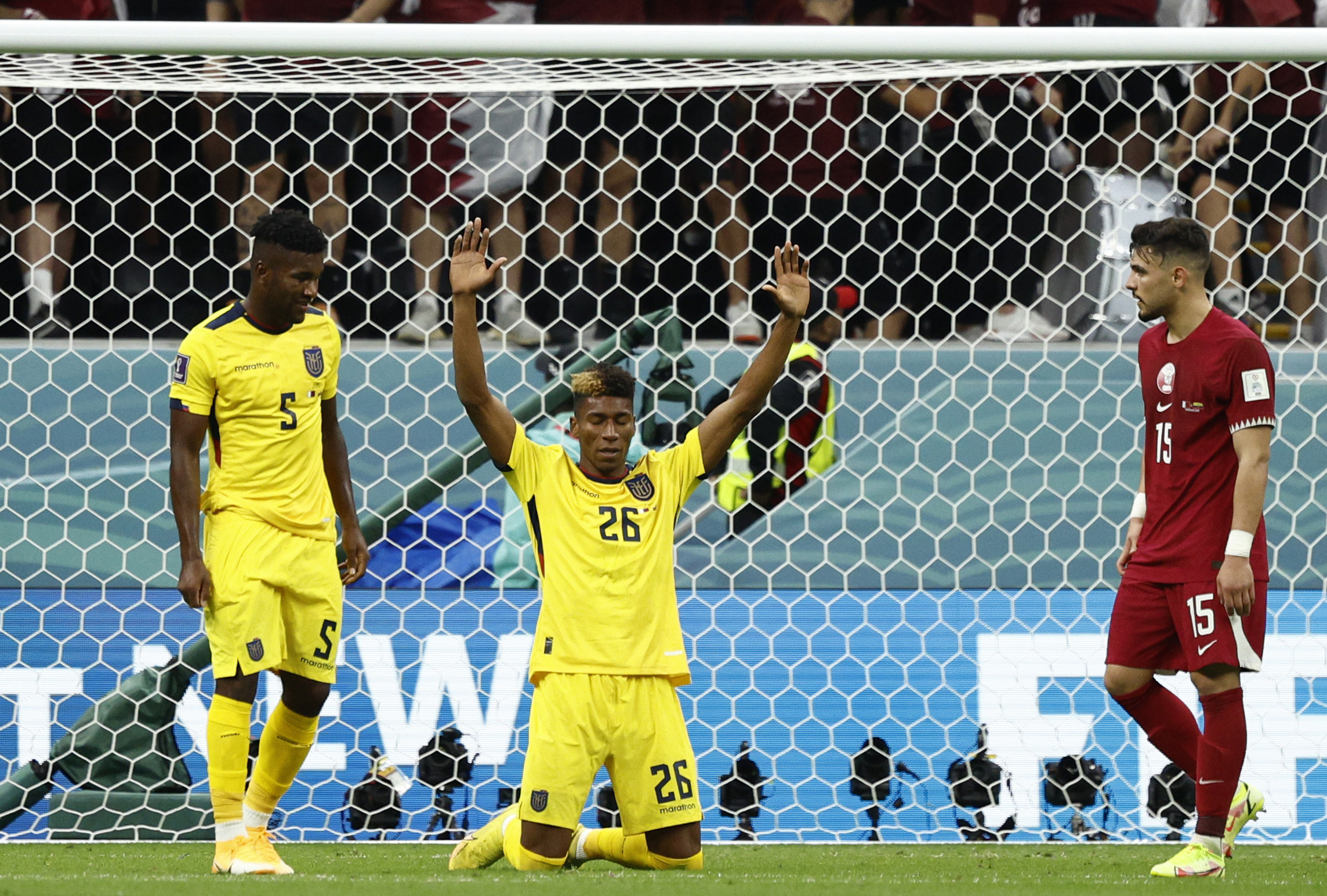 GR7031. AL KHOR (CATAR), 20/11/2022.- Kevin Rodríguez (c) de Ecuador celebra hoy, al final de un partido de la fase de grupos del Mundial de Fútbol 2022 entre Catar y Ecuador en el estadio Al Bait en Al Khor (Catar). EFE/ Rodrigo Jiménez