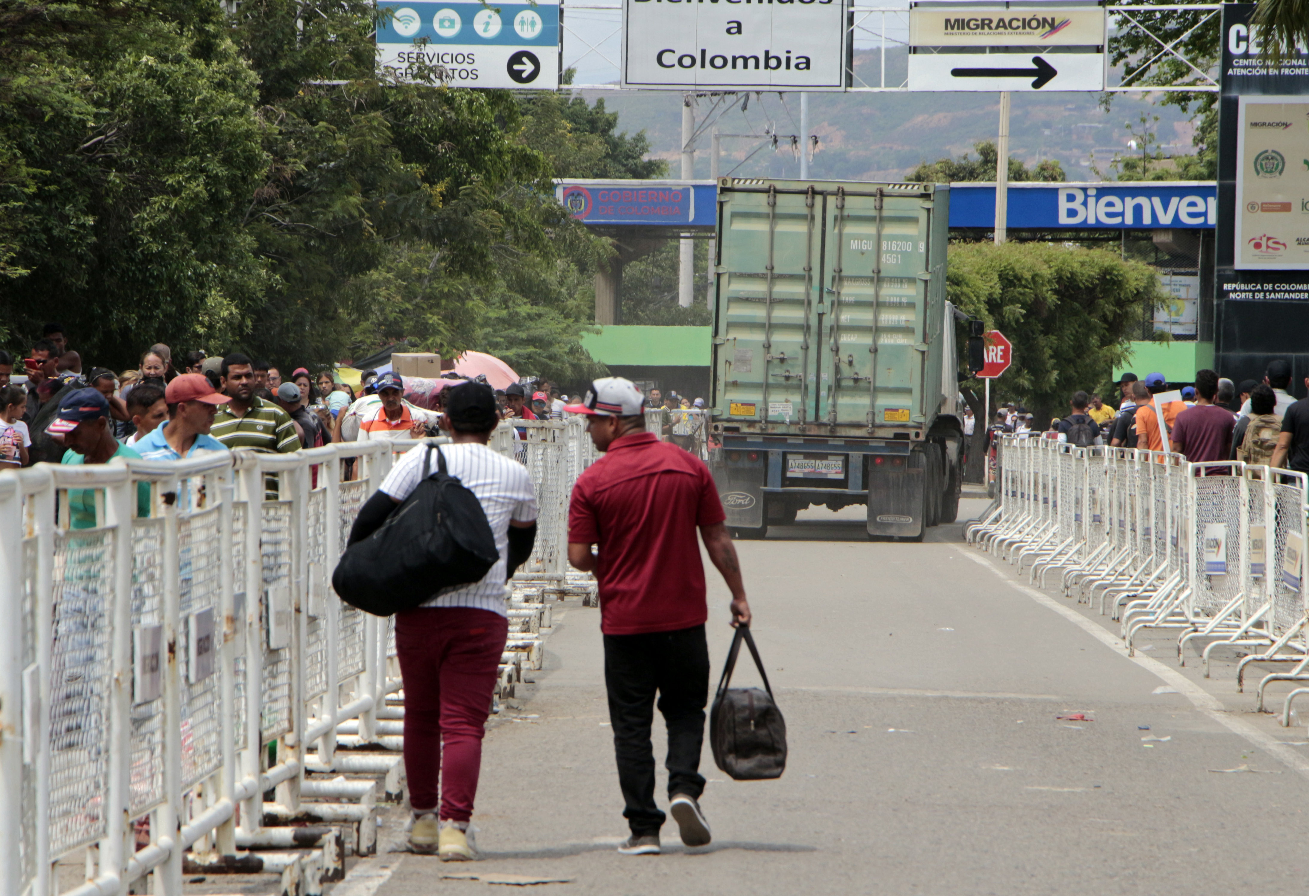 AME7877. CÚCUTA (COLOMBIA), 24/10/2022.- Personas transitan a través del Puente Internacional Simón Bolívar en el primer mes de apertura de la frontera entre Colombia y Venezuela, hoy en Cúcuta (Colombia). Este miércoles 26 se cumple un mes de la reapertura de las fronteras terrestres entre Colombia y Venezuela, que estuvieron cerradas durante siete años. EFE/ Mario Caicedo