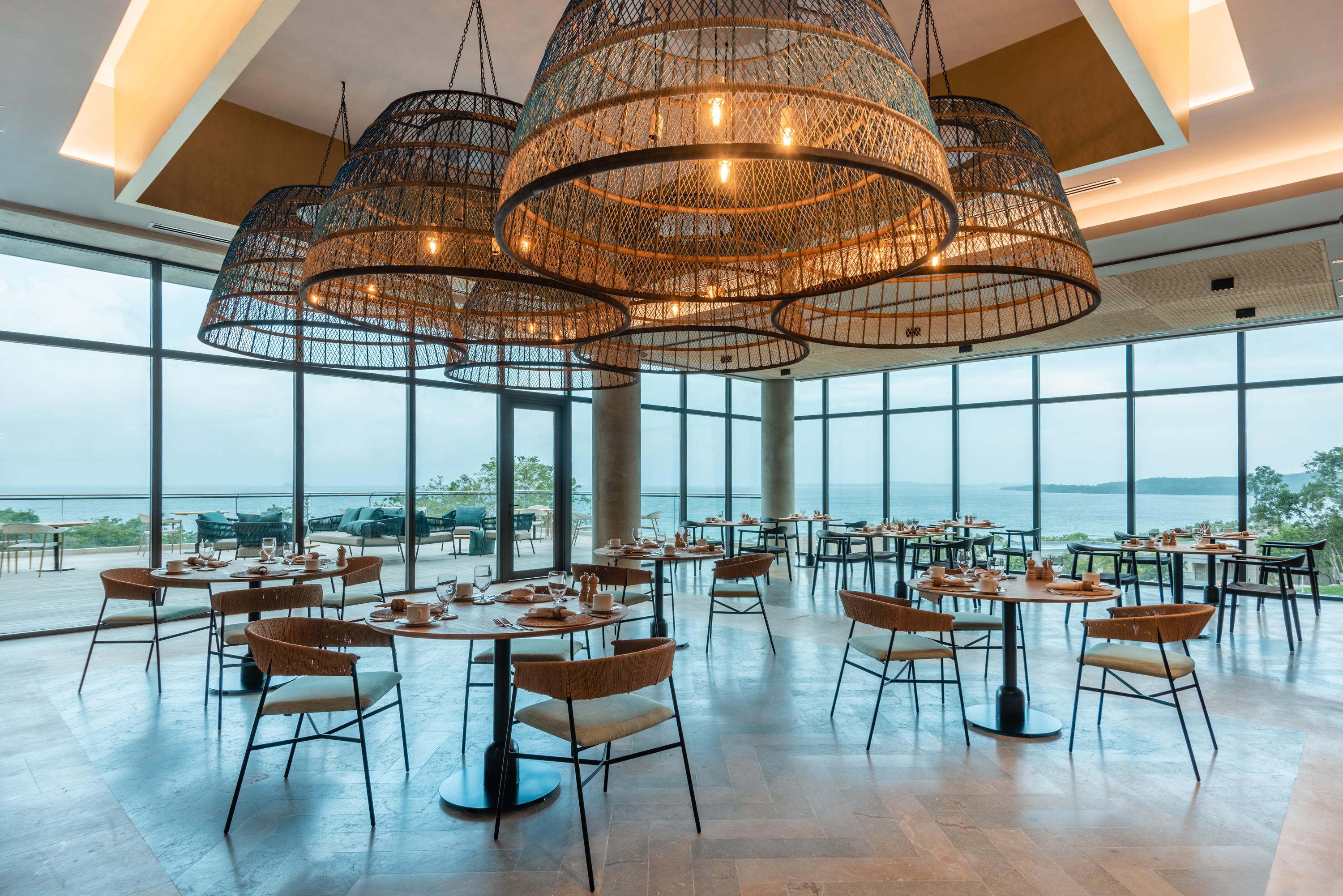 Sofitel Barú Calablanca Beach Resort cuenta con tres restaurantes, siete bares y Food Truck, todos bajo la dirección culinaria de Patrice Guaus, el chef francés de renombre mundial.