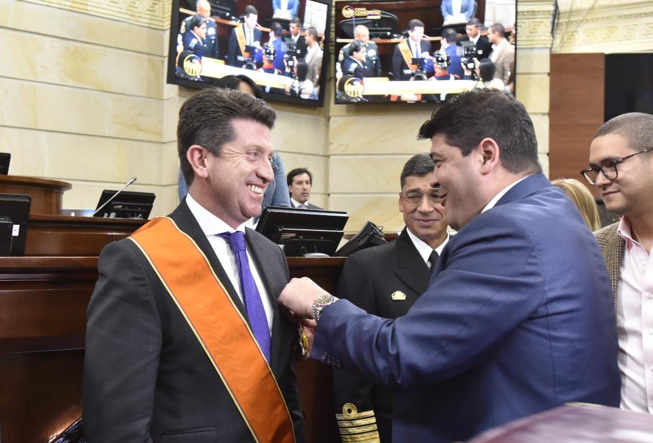 Polémica por condecoración del Senado a Diego Molano y el Esmad