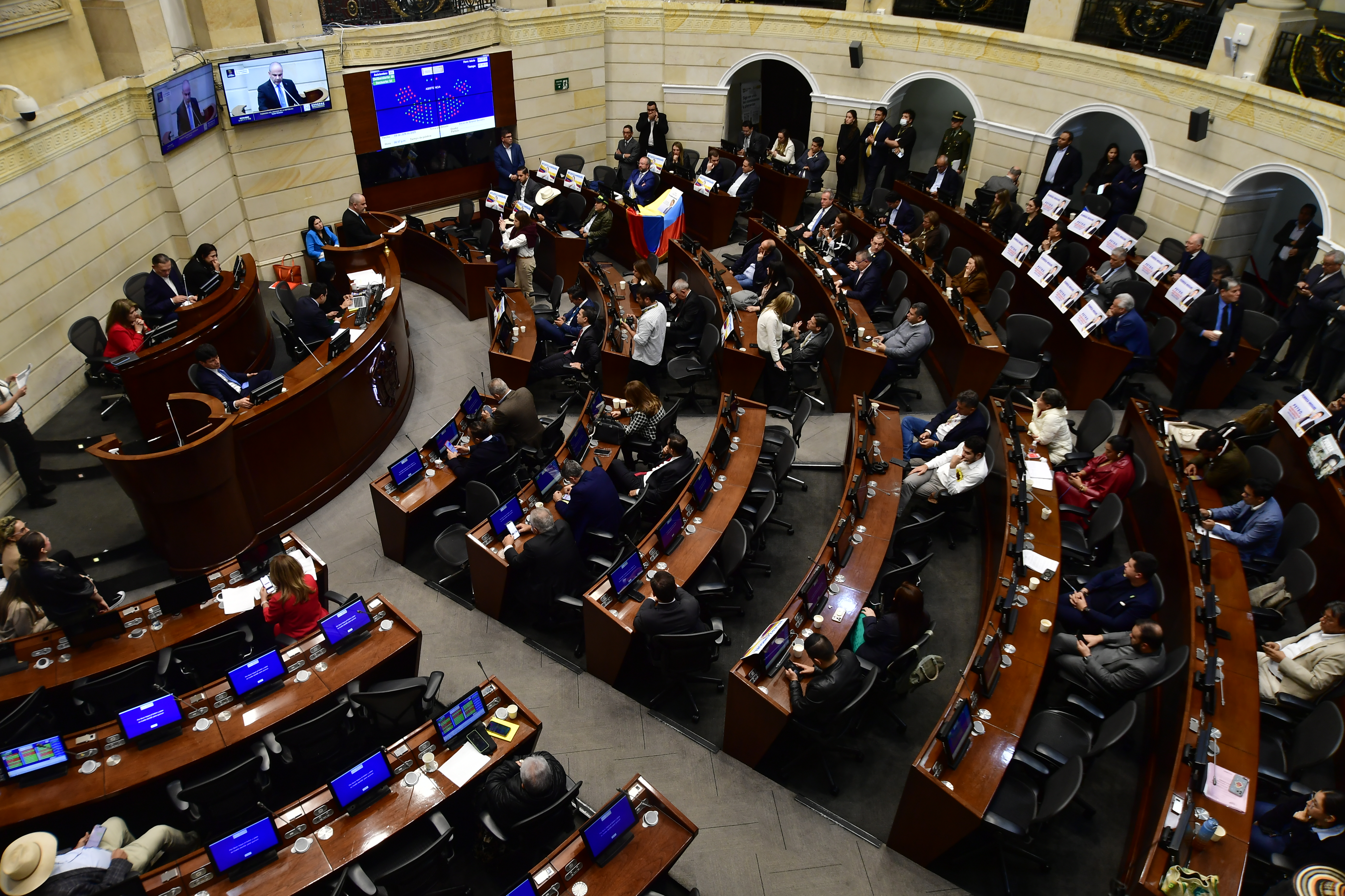 Gobierno Petro prepara decreto para eliminar prima de servicios de los congresistas