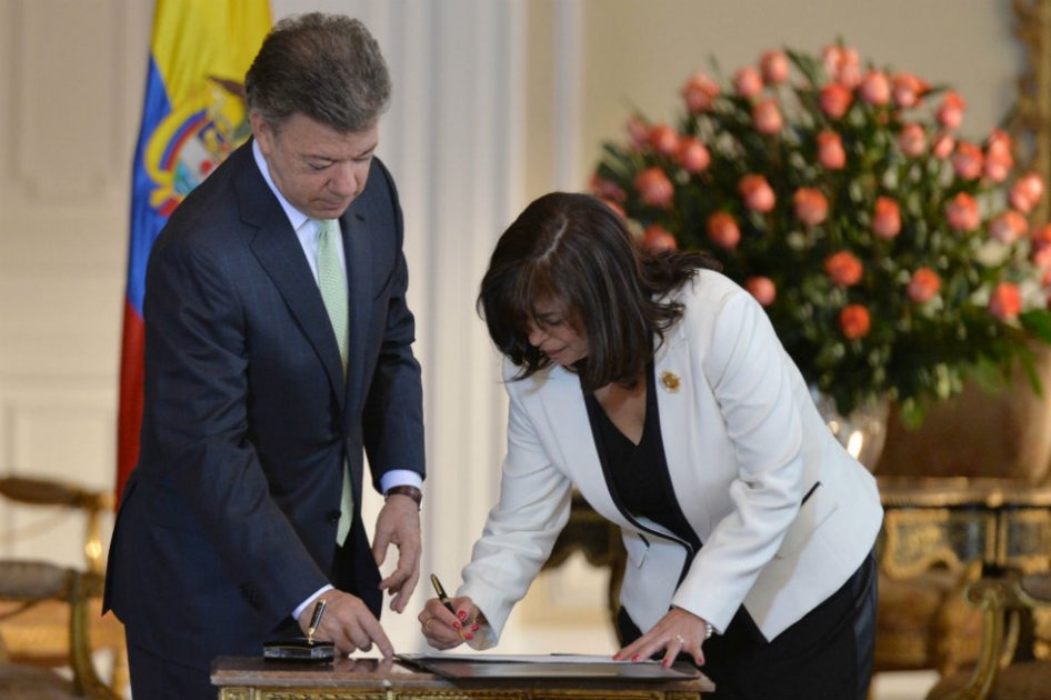 El Jefe de Estado tomó este martes el juramento a los juristas Luis Armando Tolosa Villabona como miembro de la Sala de Casación Civil; Gustavo Hernando López Agarra y Clara Cecilia Dueñas Quevedo, de la Sala de Casación Laboral; y Eugenio Fernández Carlier, de la Sala de Casación Penal.