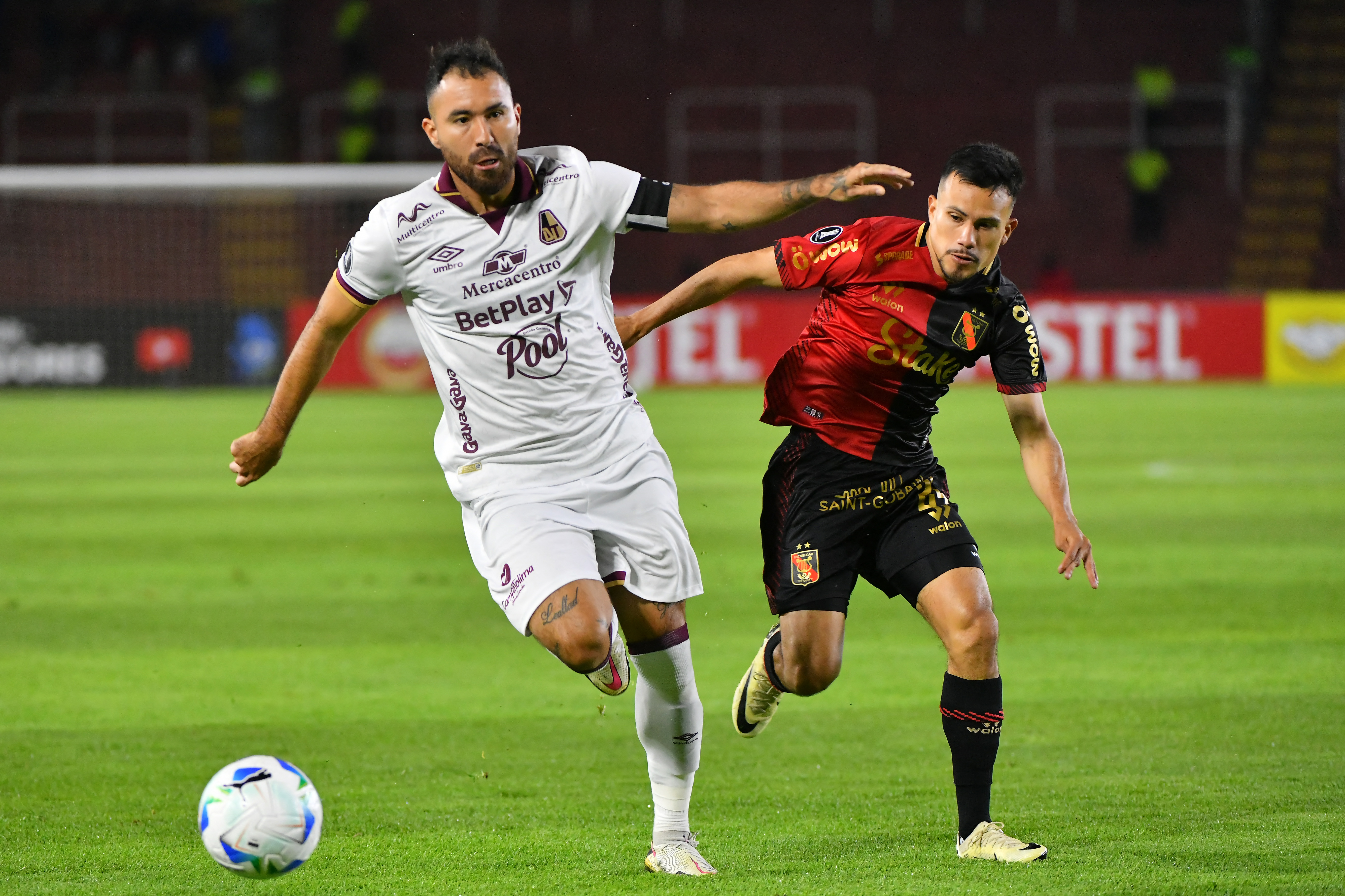 El mediocampista del Tolima Pablo Nieto y el mediocampista del Melgar Walter Tandazo luchan por el balón durante el partido de vuelta de la segunda ronda de clasificación de la Copa Libertadores entre el Melgar de Perú y el Deportes Tolima de Colombia en el Estadio Monumental de la UNSA en Arequipa, Perú, el 27 de febrero de 2018.
