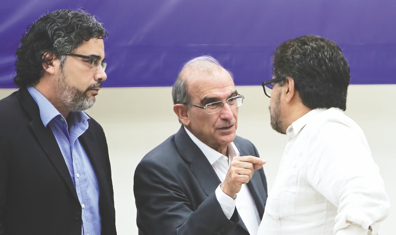 Ayer en La Habana, Rodolfo Benítez, delegado cubano en el proceso de paz, junto a Humberto de la Calle e “Iván Márquez”. / EFE
