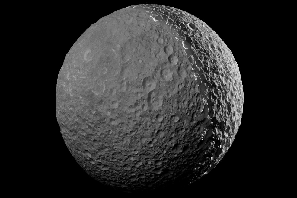 En la luna Mimas de Saturno encuentran un océano subterráneo