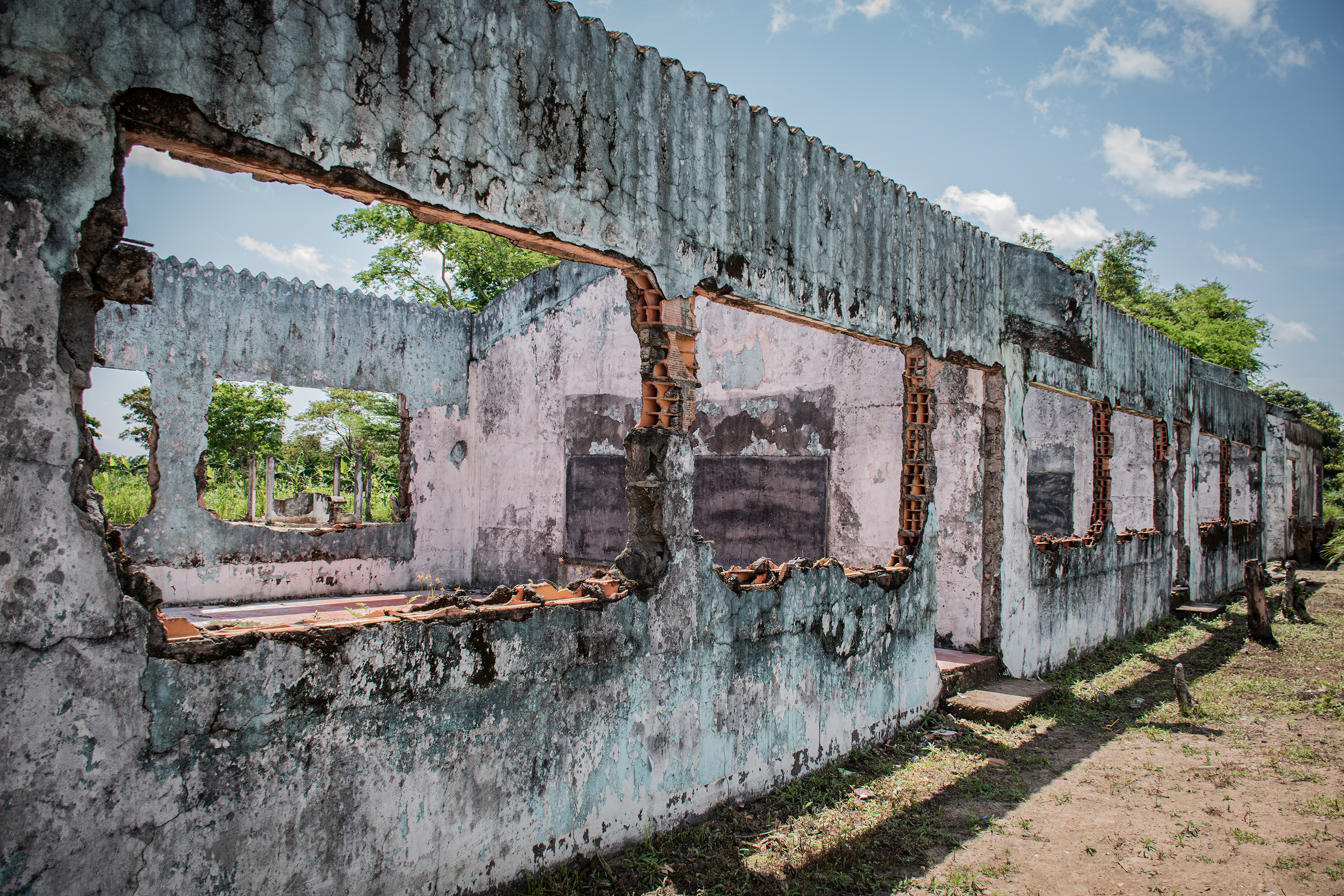 El caserío quedó totalmente abandonado entre el 2007 y el 2012 como consecuencia de la aguda confrontación entre el Eln y las Farc por el control del territorio. Cuando retornaron las primeras familias, no encontraron más que ruinas cubiertas por el monte.