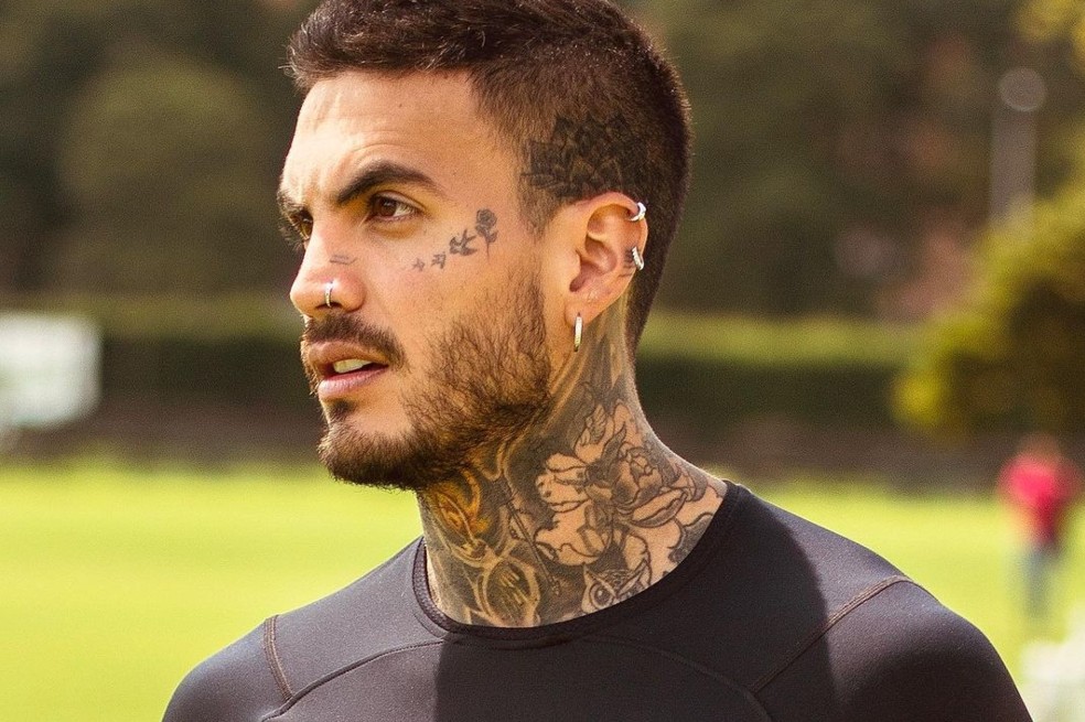 Video: Mateo Carvajal ‘trolea’ a seguidora que se burló de sus tatuajes en la cara