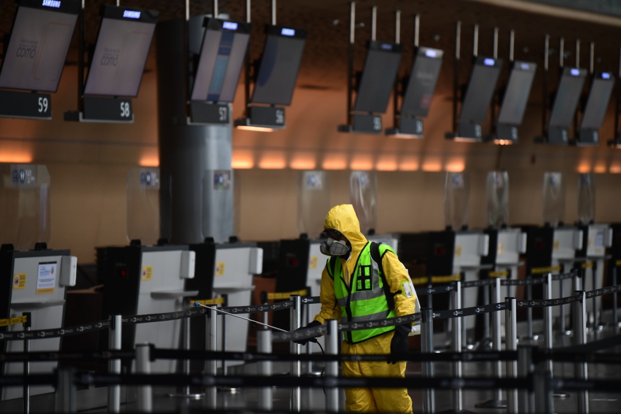 Además, el funcionario también aseguró que durante la medida se instalará un Puesto de Mando Unificado para monitorear de manera permanente la situación en el aeropuerto y vigilar el cumplimiento de los protocolos establecidos para este piloto.