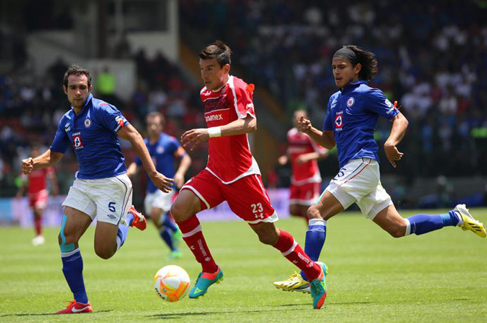 Cruz Azul vence 2-0 al Toluca y se acerca a la final del fútbol mexicano