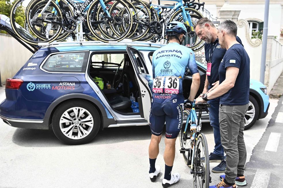 La caída que desencadenó el retiro de Miguel Ángel López del Giro de Italia