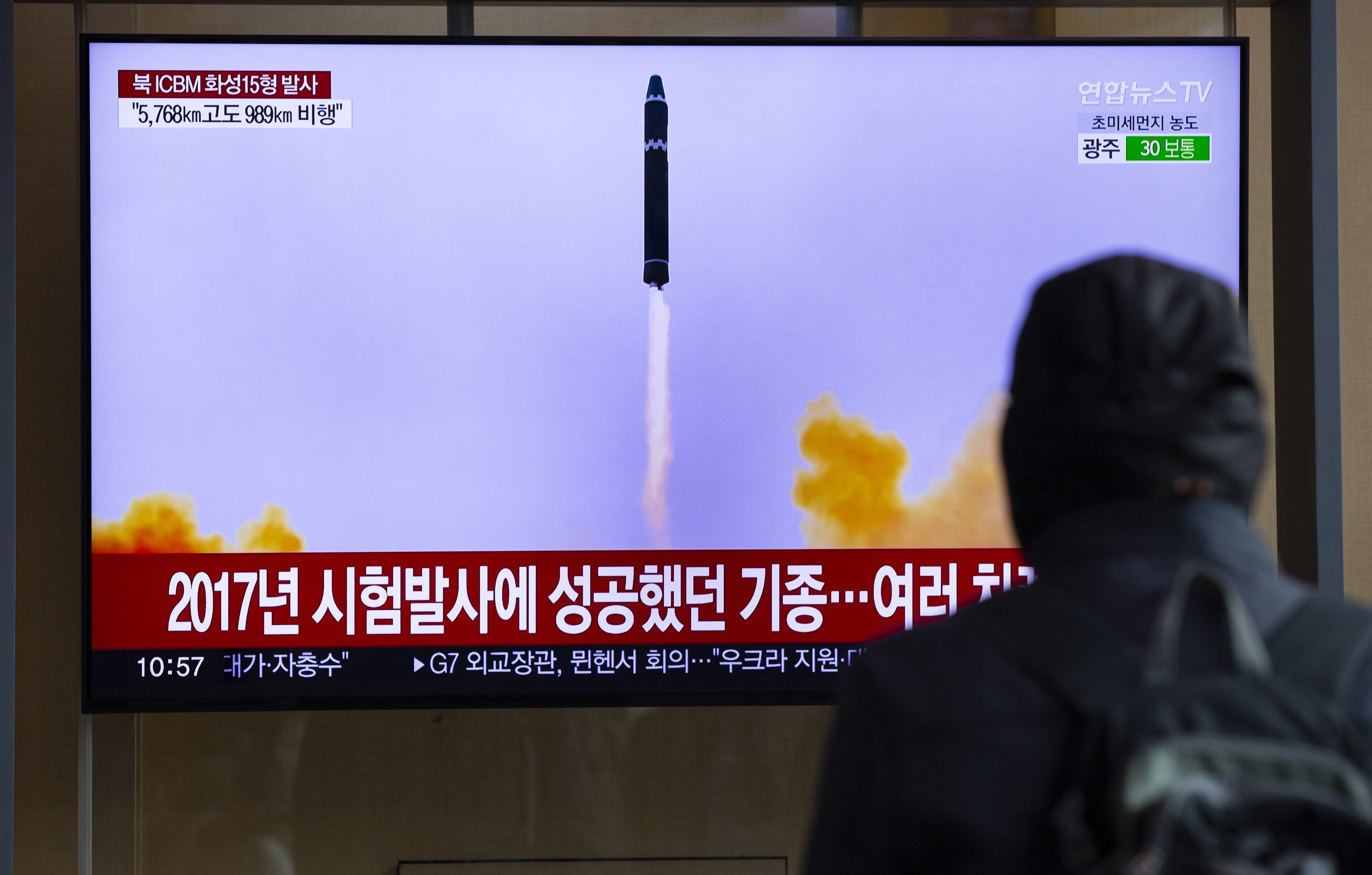 Seoul (Korea, Republic Of), 19/02/2023.- A man watches the news at a station in Seoul, South Korea, 19 February 2023. According to South Korea's Joint Chiefs of Staff (JCS), North Korea launched an Intercontinental Ballistic Missile (ICBM) into the Sea of Japan, west of Oshima-oshima Island, Japanese northern island of Hokkaido, Japan's Exclusive Economic Zone (EEZ) on 18 February. (Japón, Corea del Sur, Seúl) EFE/EPA/JEON HEON-KYUN